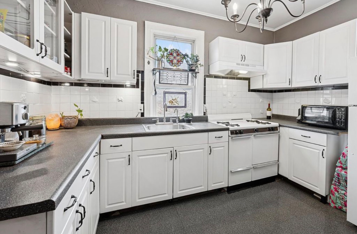 Charming 1BR/1BA in Morris Park - Steps from Montefiore Einstein Campus & Jacobi Medical Center - Photo 3