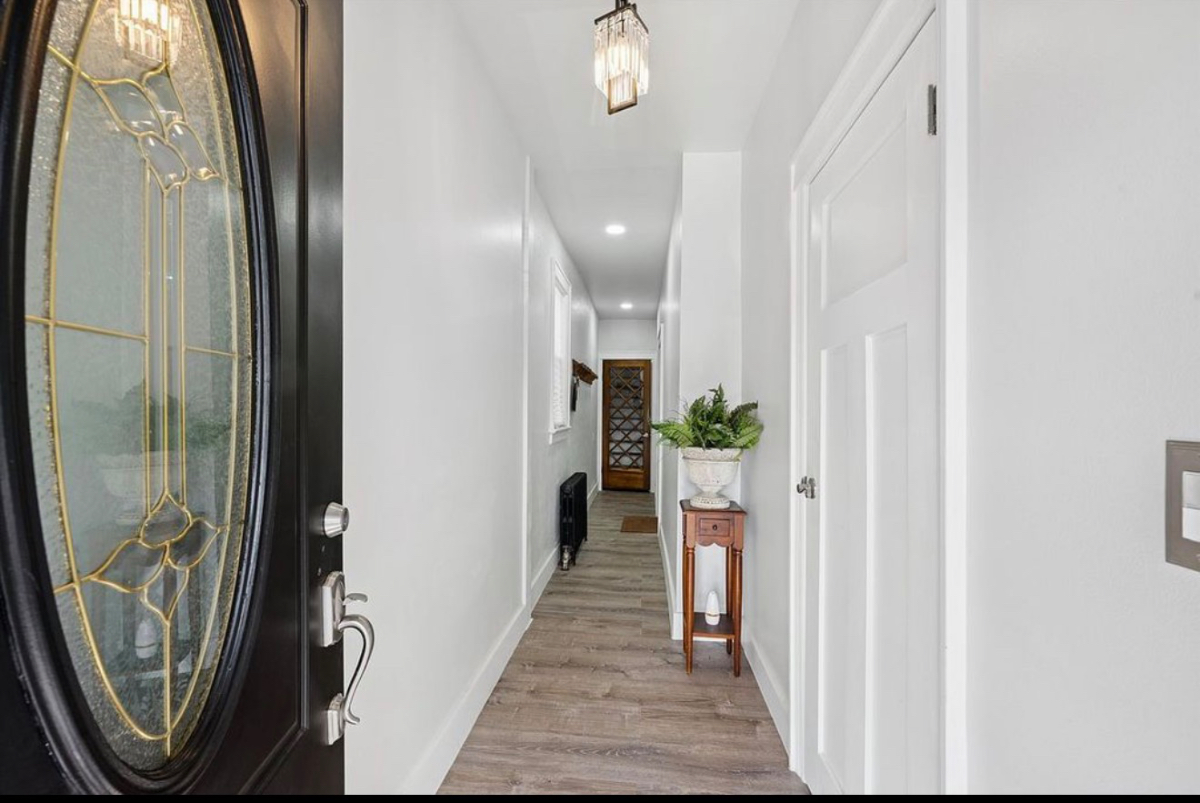 Charming 1BR/1BA in Morris Park - Steps from Montefiore Einstein Campus & Jacobi Medical Center - Photo 2