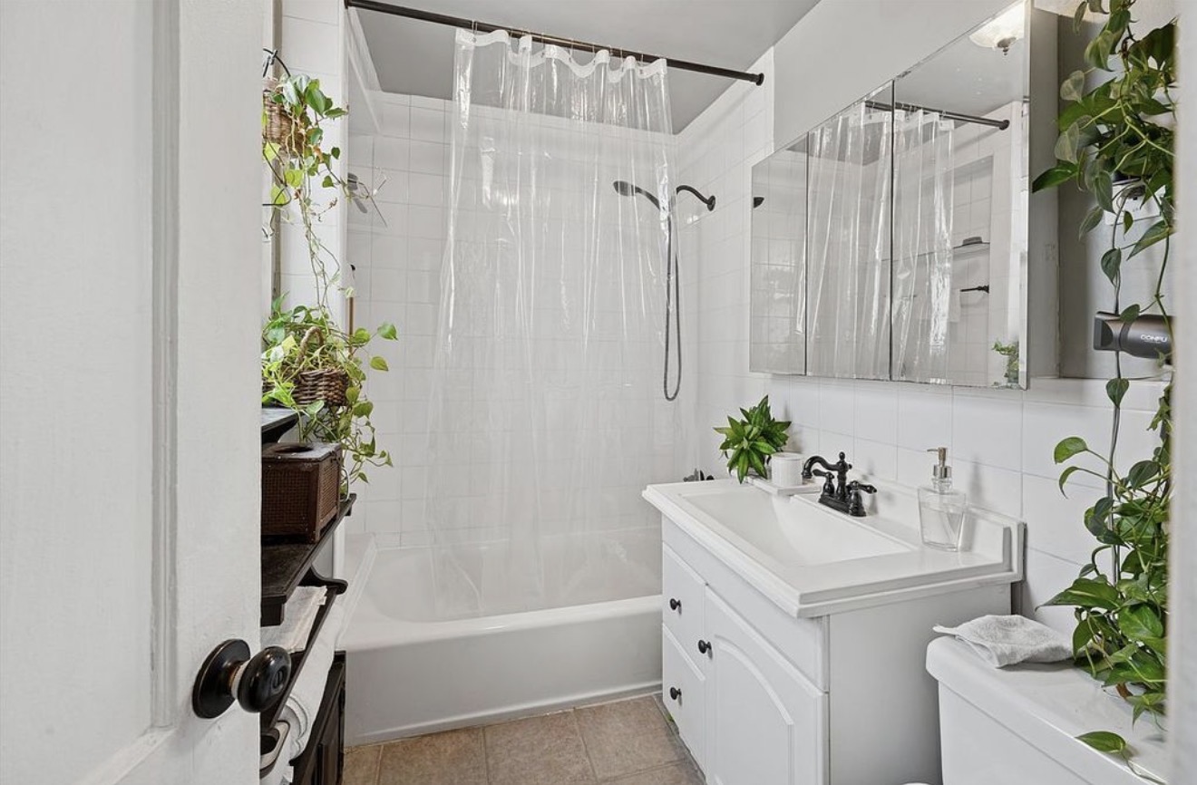 Charming 1BR/1BA in Morris Park - Steps from Montefiore Einstein Campus & Jacobi Medical Center - Photo 8