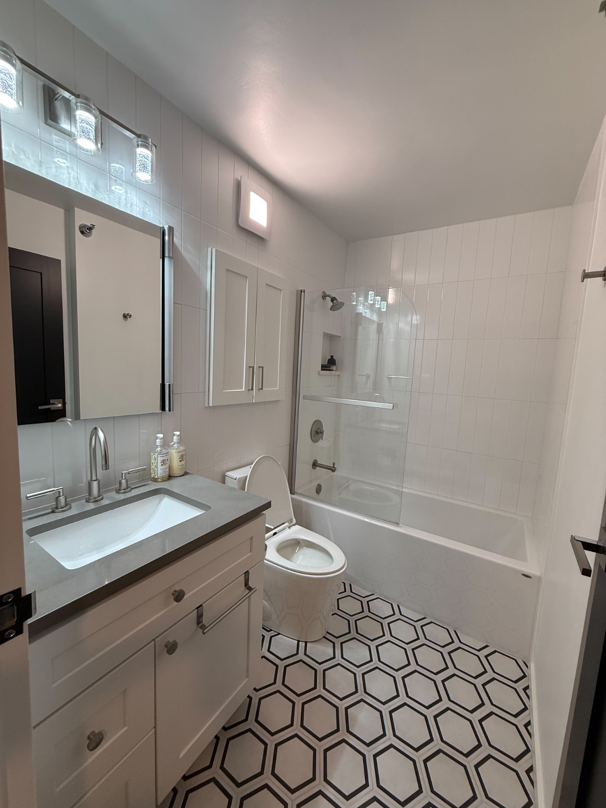 Newly designer updated 1bd/1ba w non-obstructed skyscrapers view, perfect walk score! (Rented, not a - Photo 8