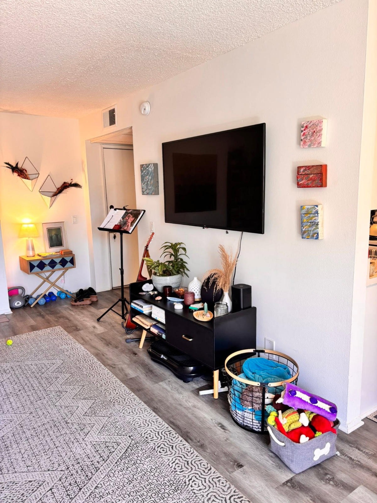 Fully Furnished 1BR in Central LA with Patio, Fireplace and Rooftop Jacuzzi - Photo 3