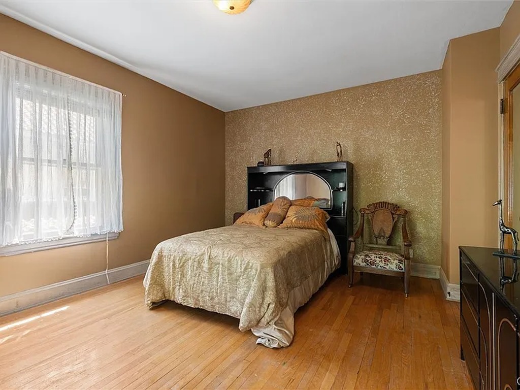 $900 Spacious room - Photo 2