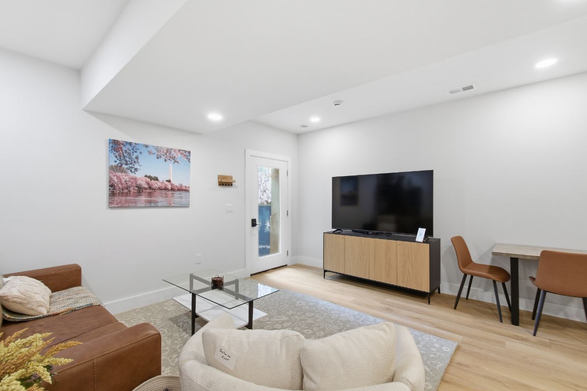 Large Private Lower Level Luxury Suite in Townhome with Rooftop Hot Tub Access and Capitol Views - Photo 3