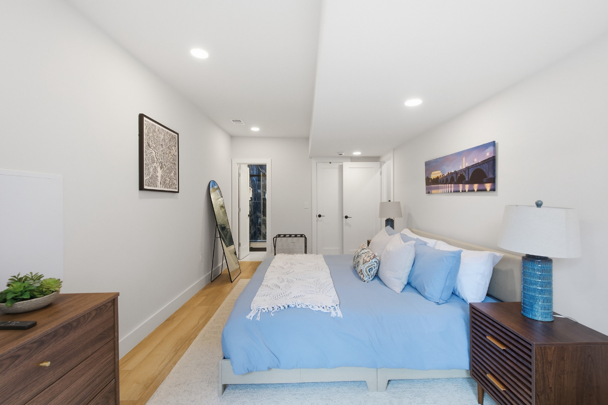 Large Private Lower Level Luxury Suite in Townhome with Rooftop Hot Tub Access and Capitol Views - Photo 7