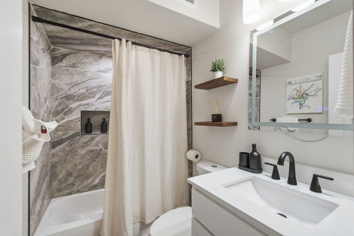 Large Private Lower Level Luxury Suite in Townhome with Rooftop Hot Tub Access and Capitol Views - Photo 10