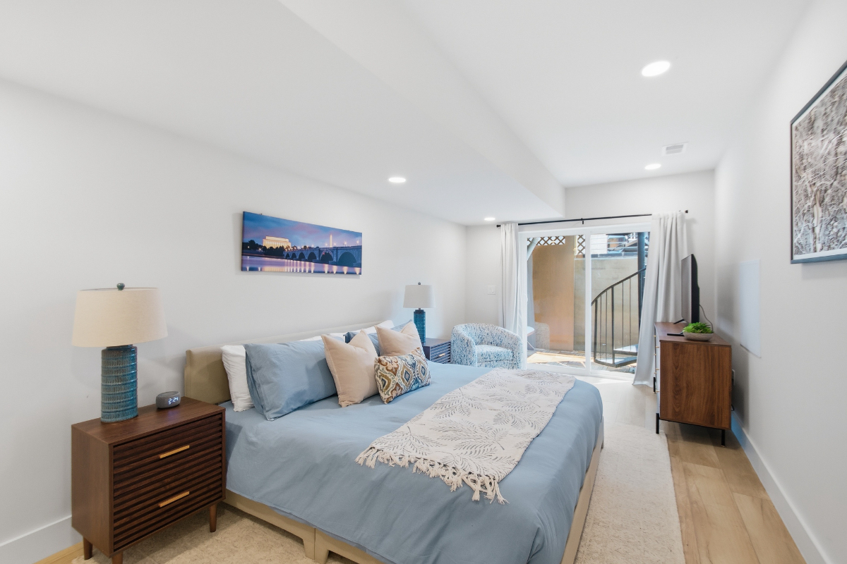 Large Private Lower Level Luxury Suite in Townhome with Rooftop Hot Tub Access and Capitol Views - Photo 8