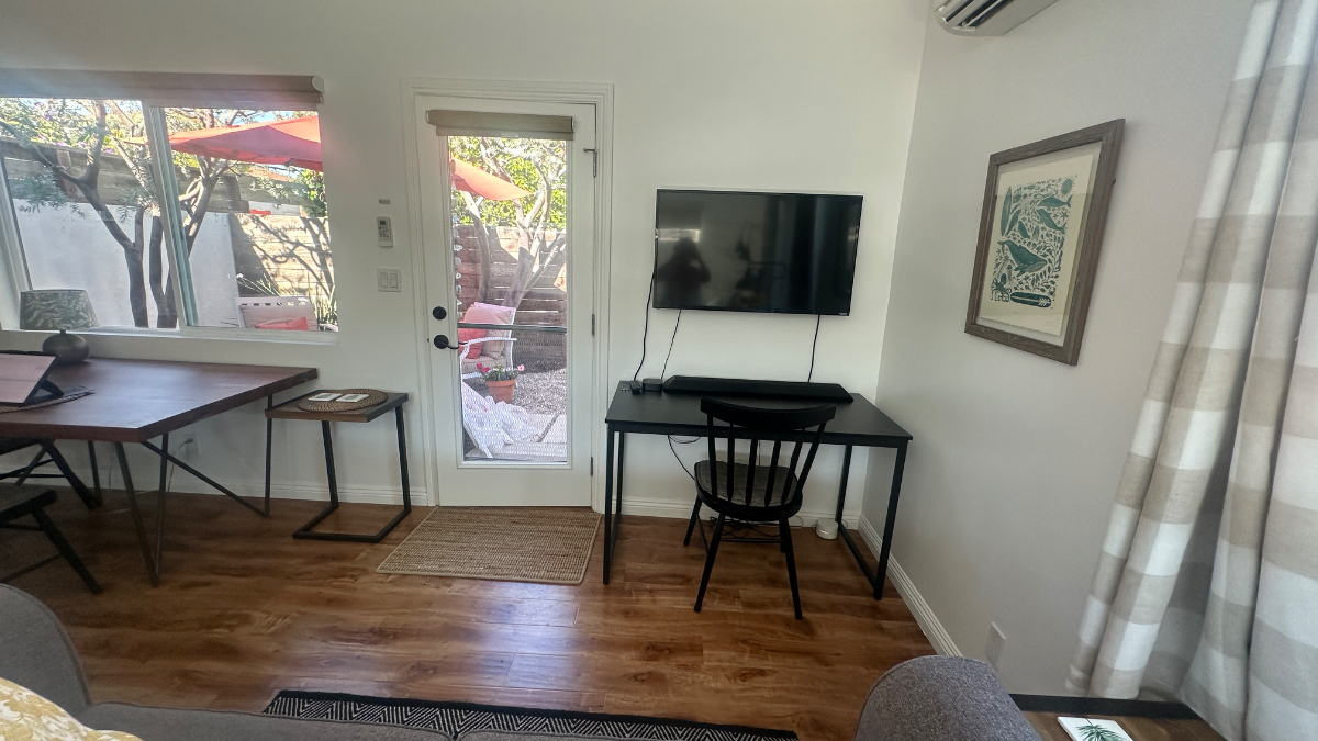 Hidden Gem in Venice-Guest House with Fenced Private Yard - Photo 6