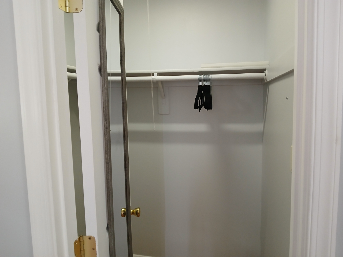 Spacious Fully Furnished 2BR 1BA Top Floor Condo - Photo 2