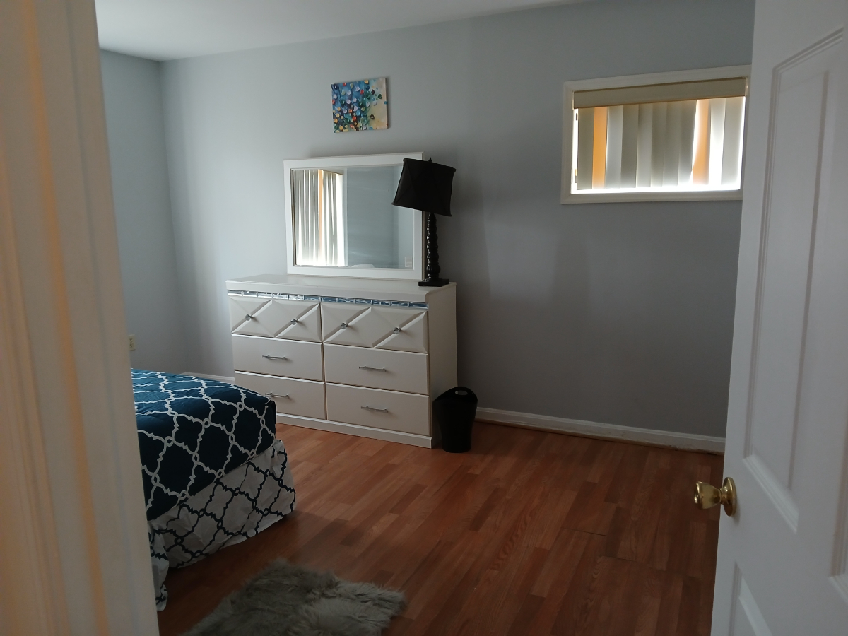 Spacious Fully Furnished 2BR 1BA Top Floor Condo - Photo 3