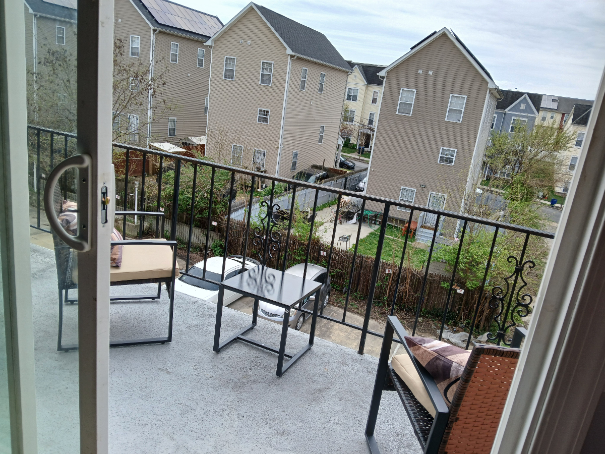Spacious Fully Furnished 2BR 1BA Top Floor Condo - Photo 4