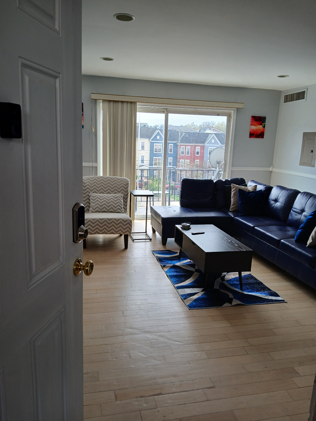 Spacious Fully Furnished 2BR 1BA Top Floor Condo - Photo 5