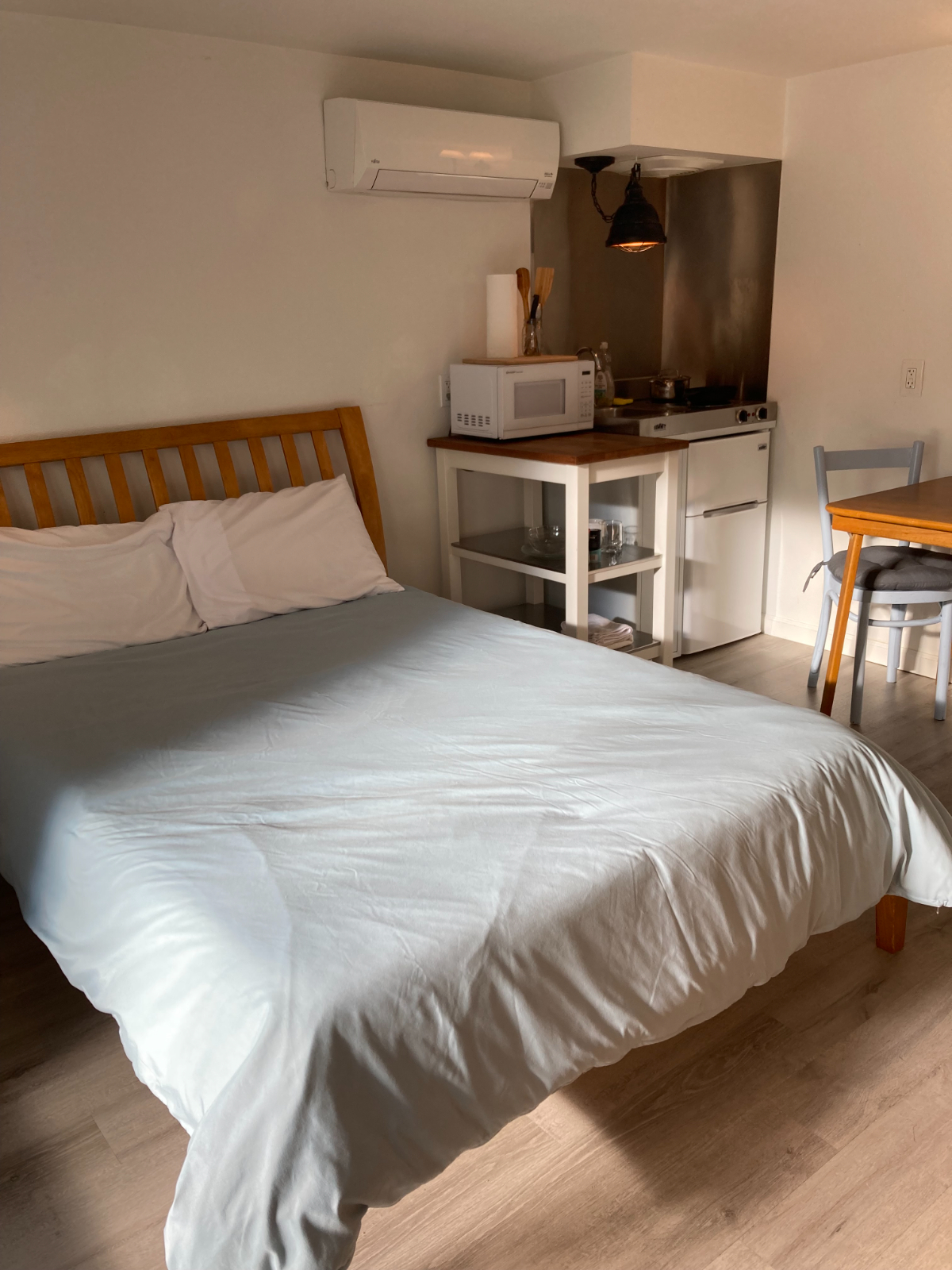 Sunny Studio with Its Own Entrance - Photo 6