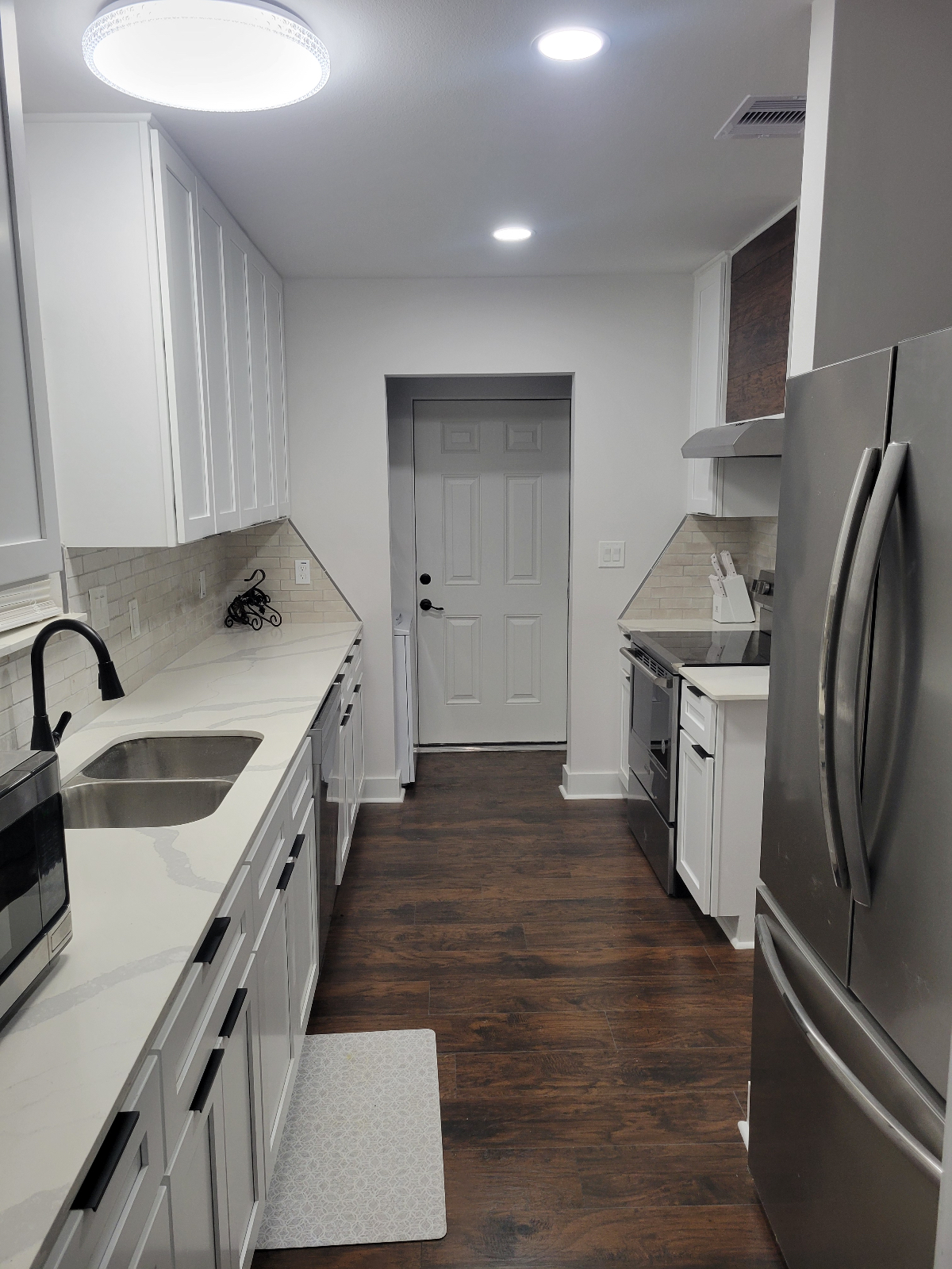 ALL bills paid, fully renovated 2-2 house with garage storage - Photo 2