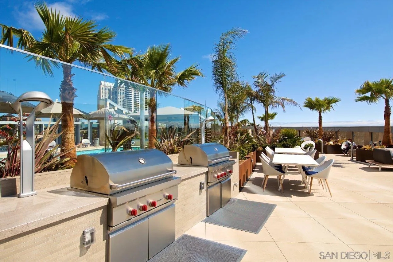 View condominium in downtown luxury tower - Photo 4