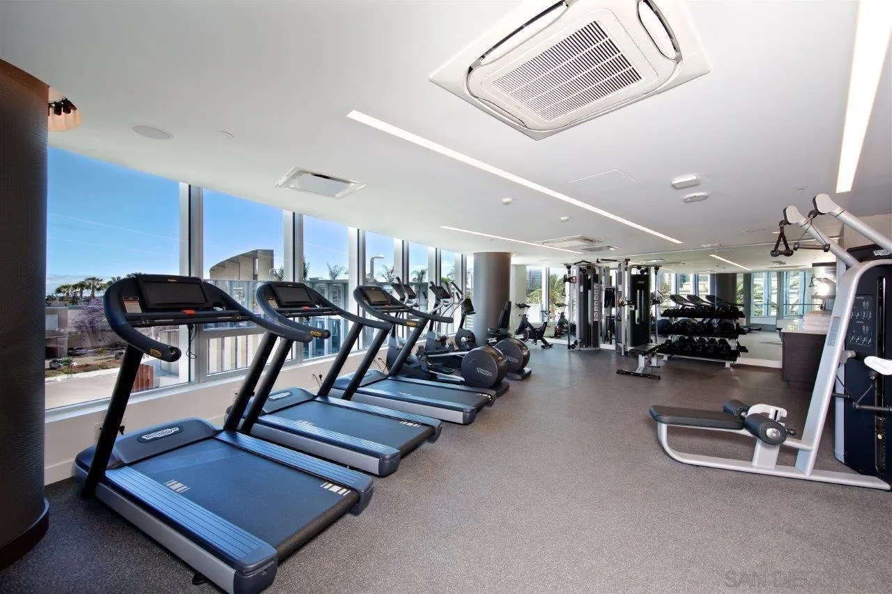View condominium in downtown luxury tower - Photo 5