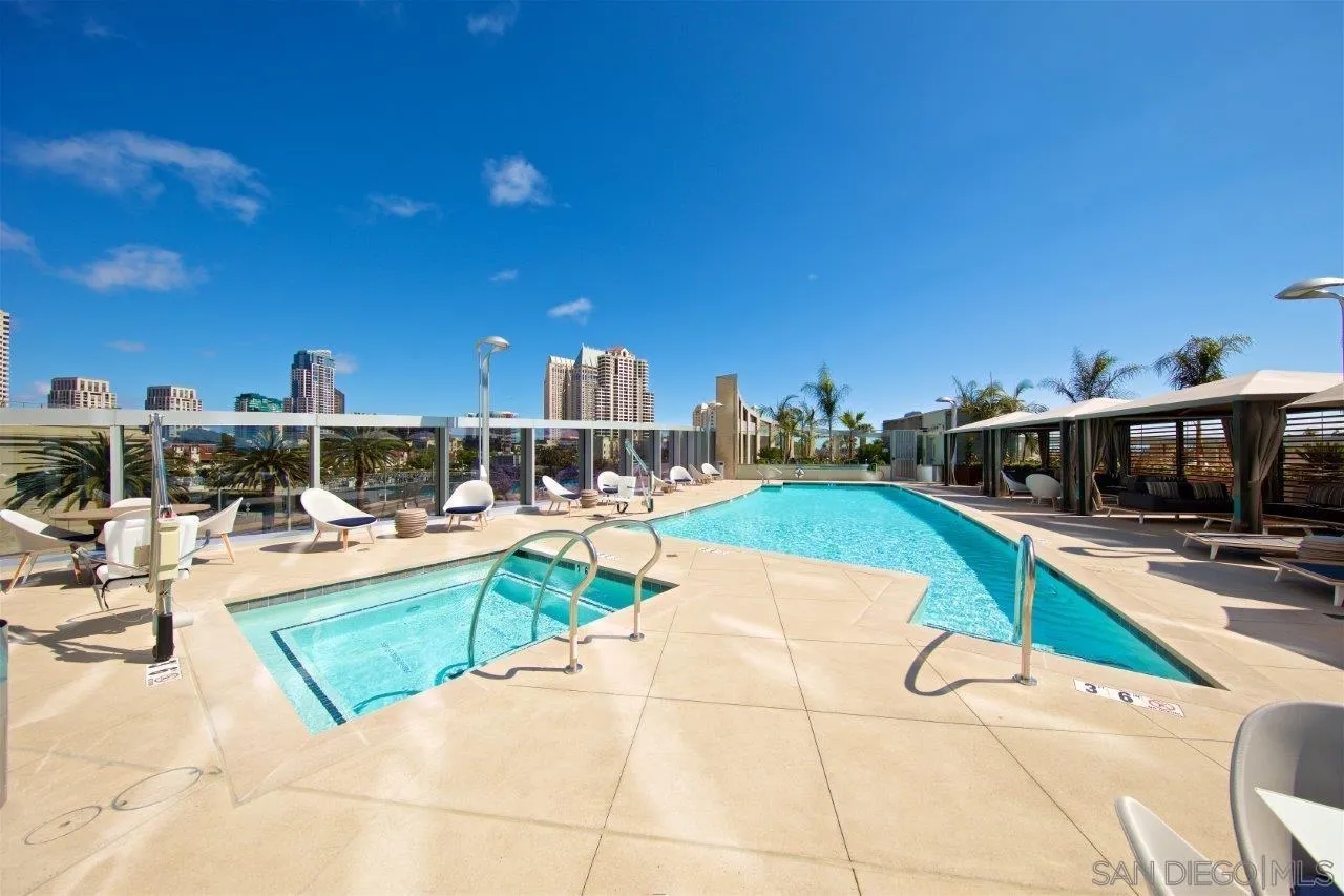 View condominium in downtown luxury tower - Photo 3