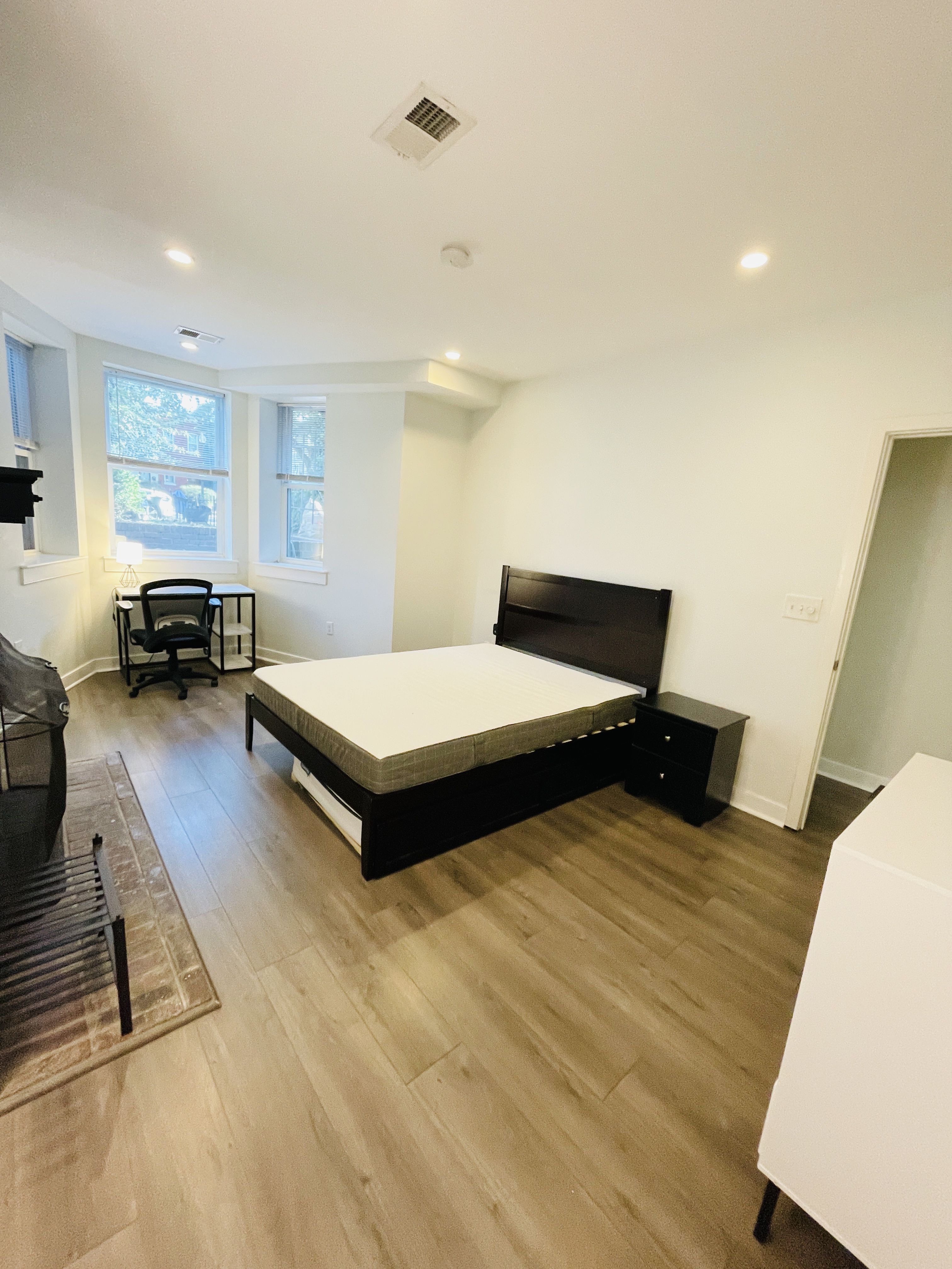 Spacious Capitol Hill 2BR/2BA-Parking, Patio & Pets Welcome - Photo 8