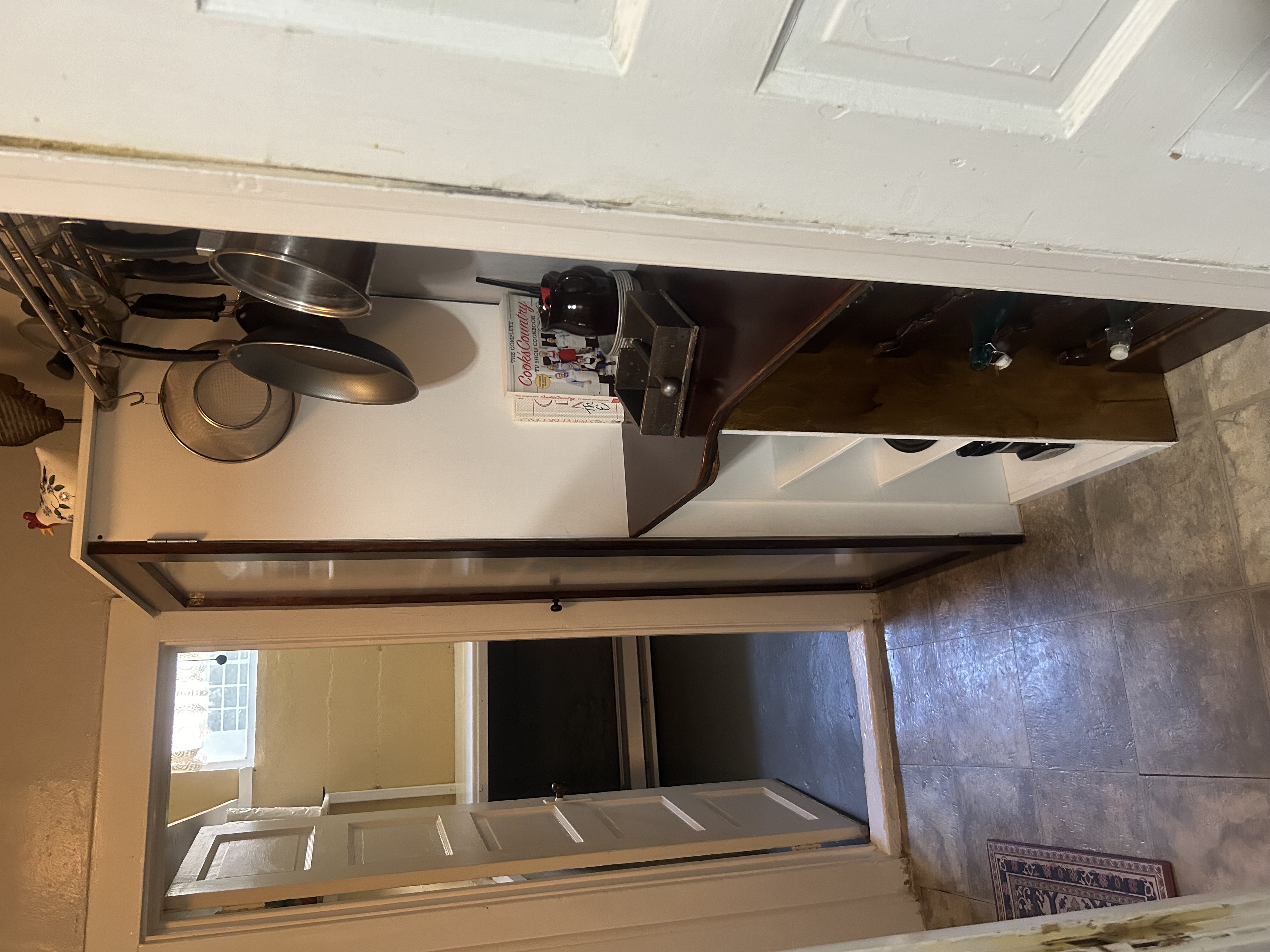 Private 1BR Basement Apartment, Full Kitchen, Queen Bed, Parking - Photo 12