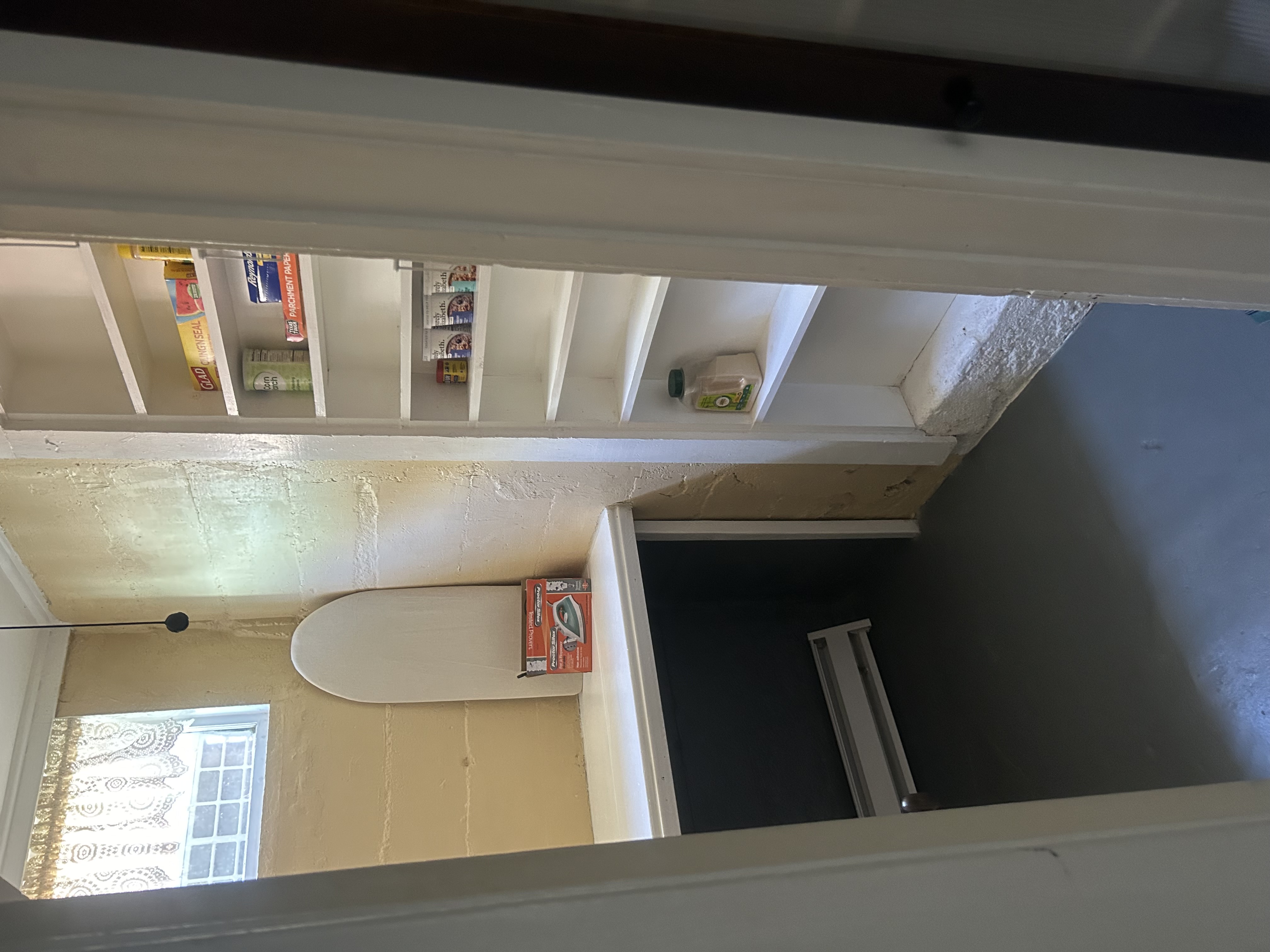 Private 1BR Basement Apartment, Full Kitchen, Queen Bed, Parking - Photo 7