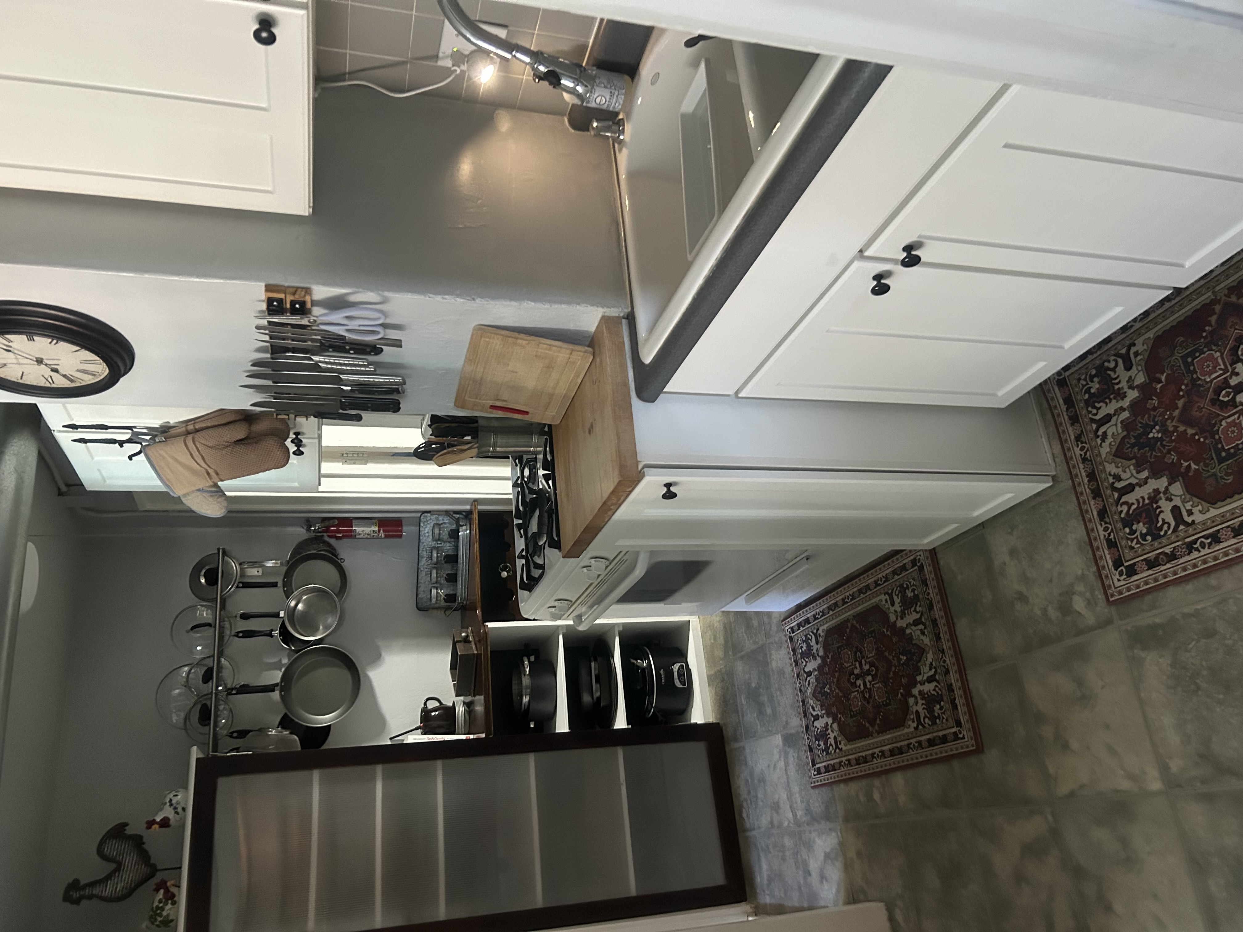 Private 1BR Basement Apartment, Full Kitchen, Queen Bed, Parking - Photo 6