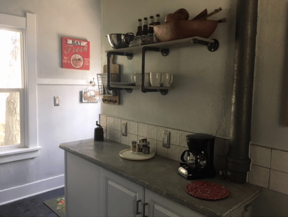 Private 1BR Basement Apartment, Full Kitchen, Queen Bed, Parking - Photo 2