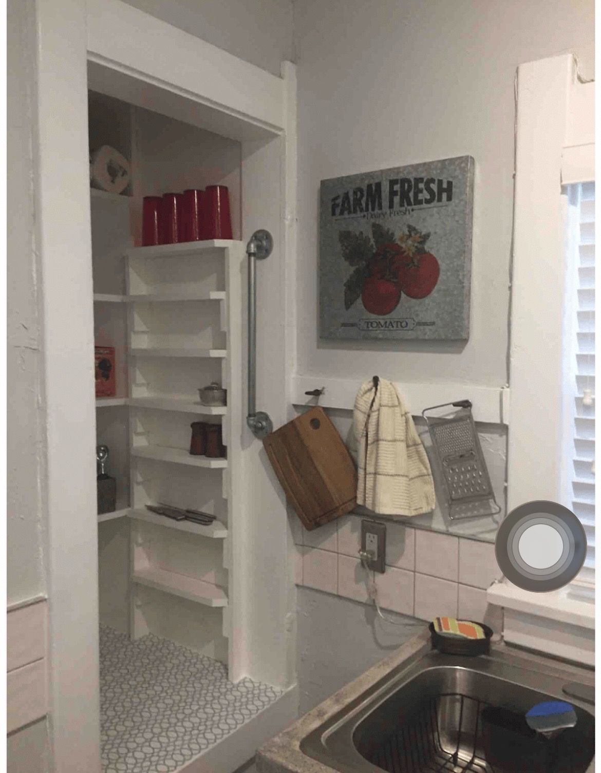 Private 1BR Basement Apartment, Full Kitchen, Queen Bed, Parking - Photo 4