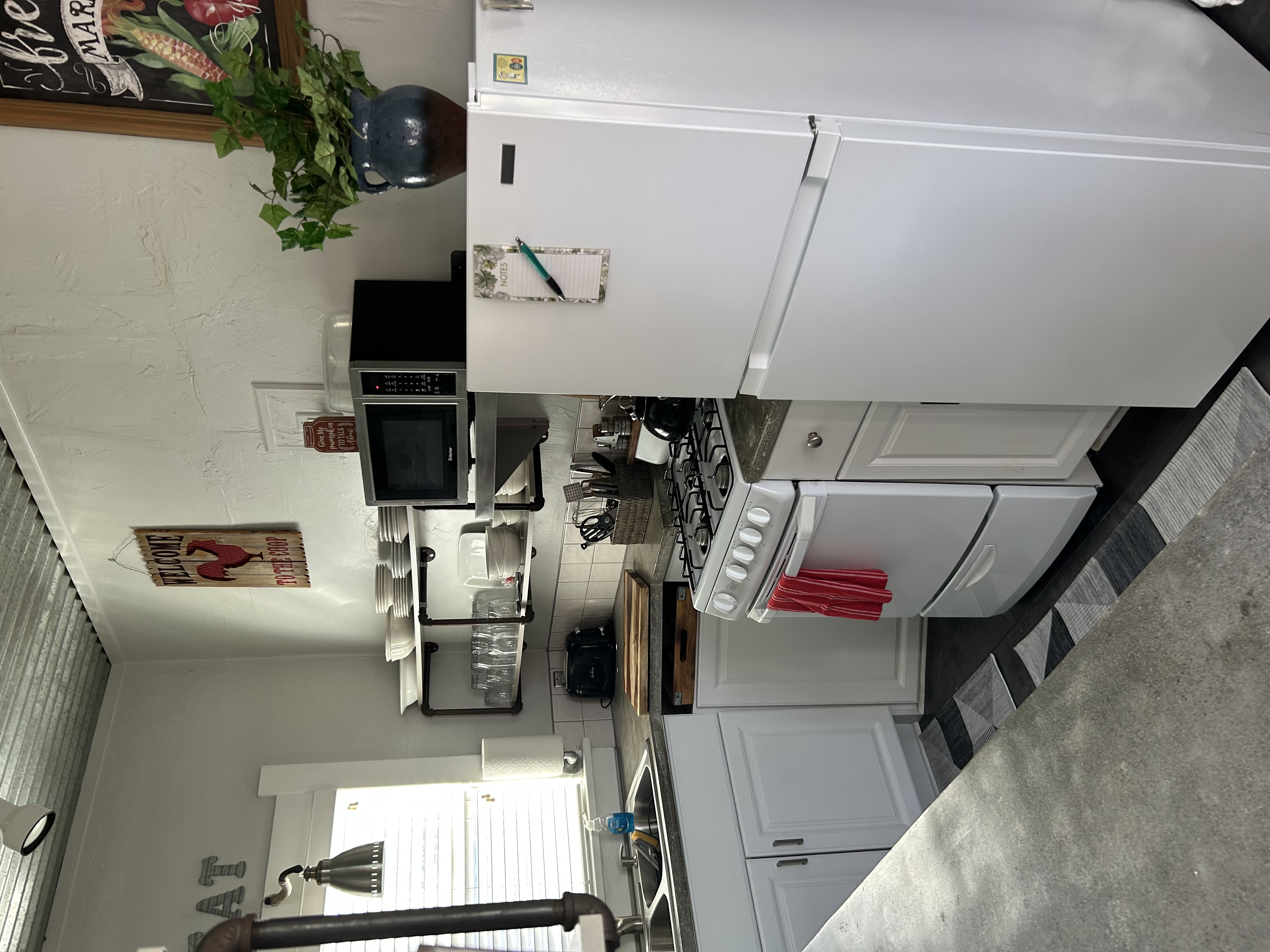 Private 1BR Basement Apartment, Full Kitchen, Queen Bed, Parking - Photo 11
