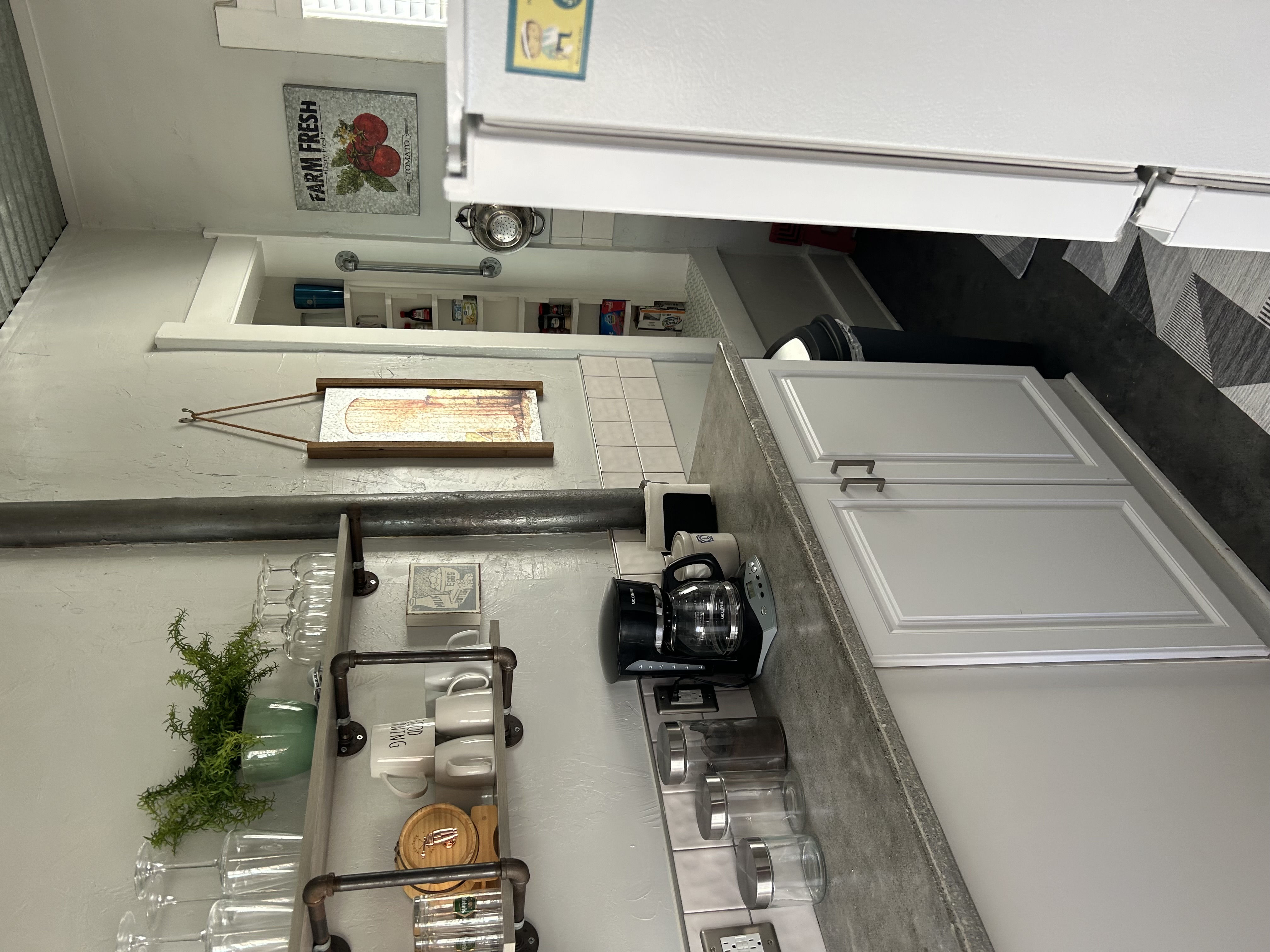 Private 1BR Basement Apartment, Full Kitchen, Queen Bed, Parking - Photo 12