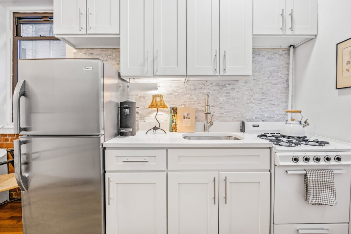 West Village 1BR Gem | Historic Brownstone | WiFi - Photo 4