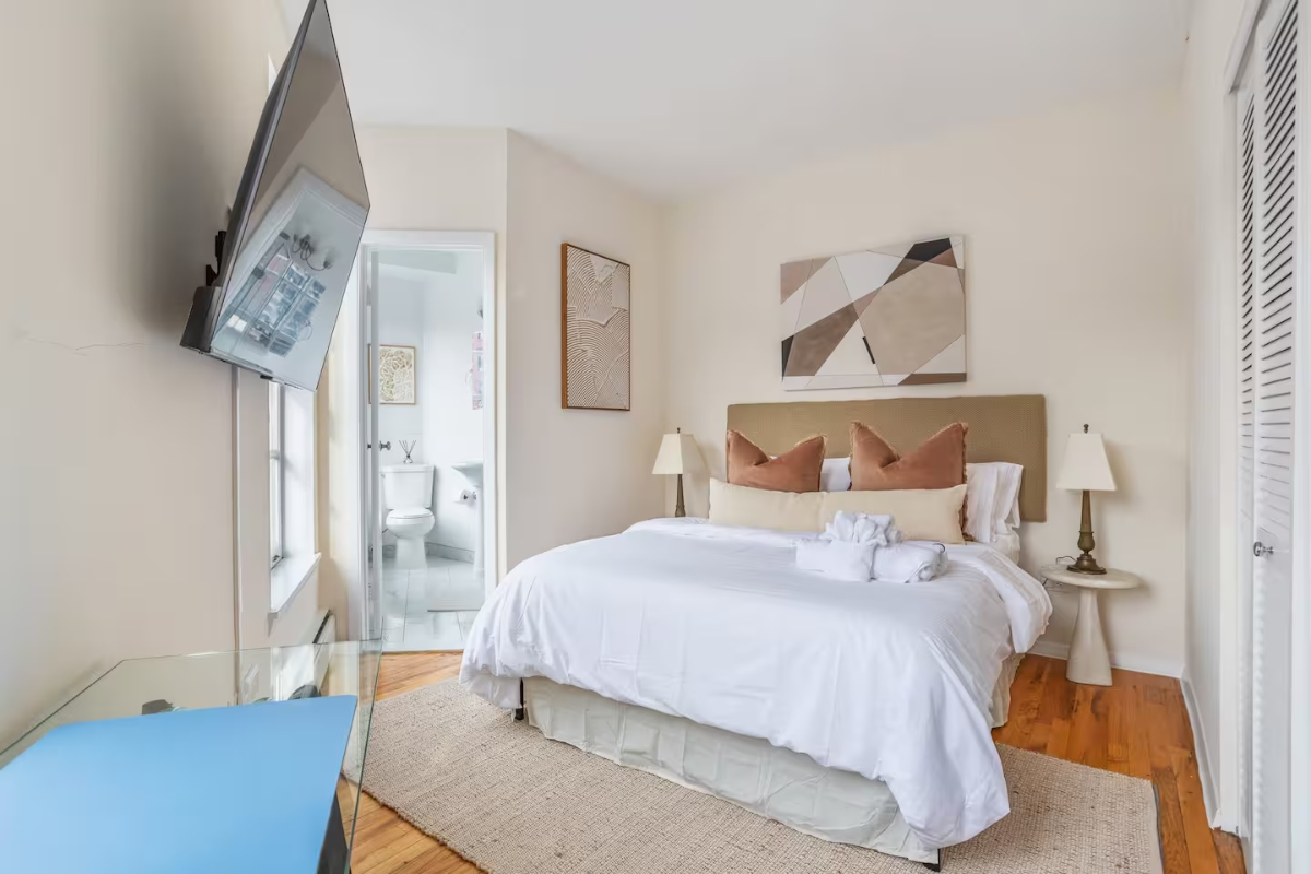 West Village Luxe 1BDR | Desk + Fast WiFi + Central - Photo 2