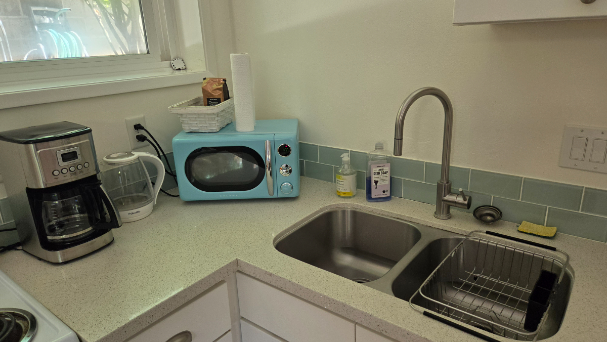 Premium 1-BR Duplex Unit with Private Ocean-View Deck & Dedicated Parking - Photo 5