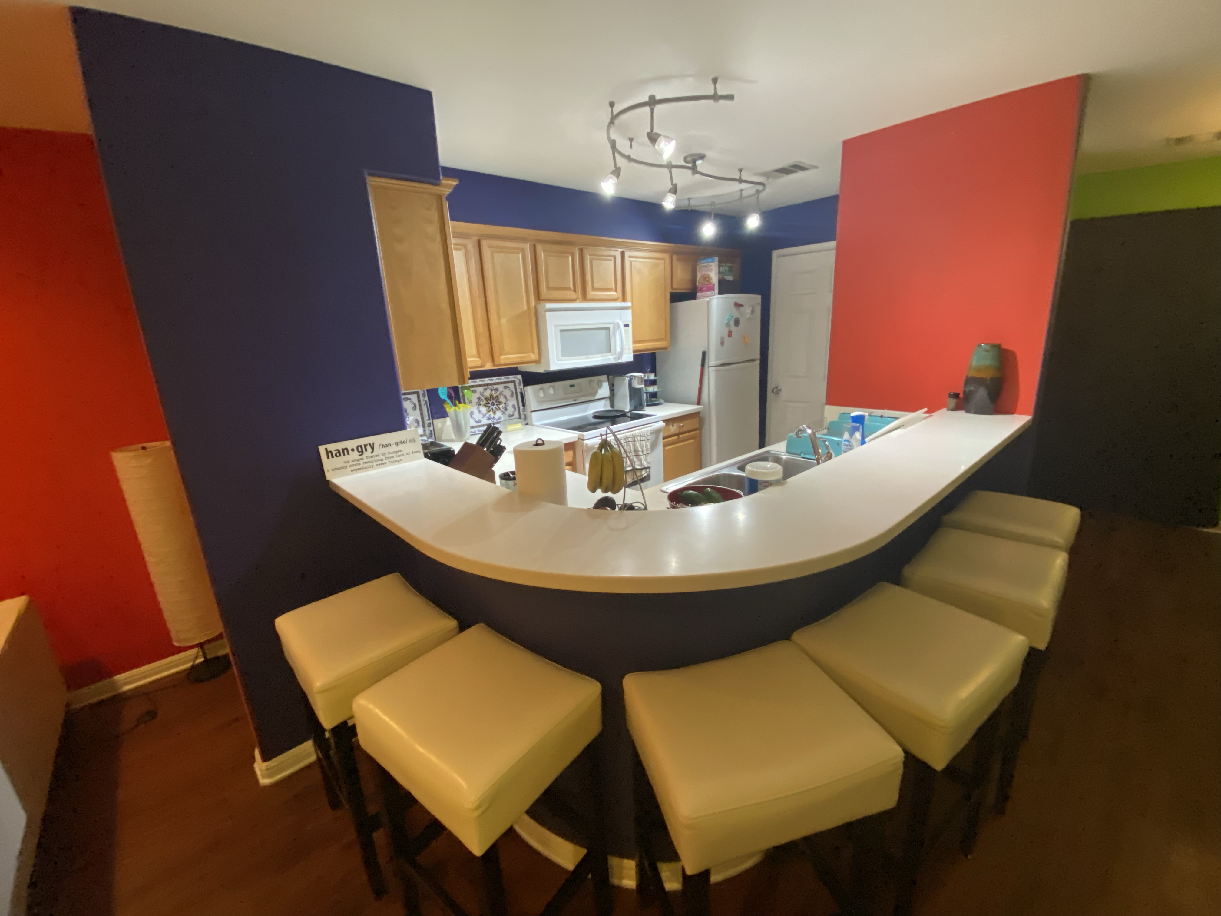 Furnished Private Suite with Bath, Parking & Housekeeping Near Downtown & Airport - Photo 5