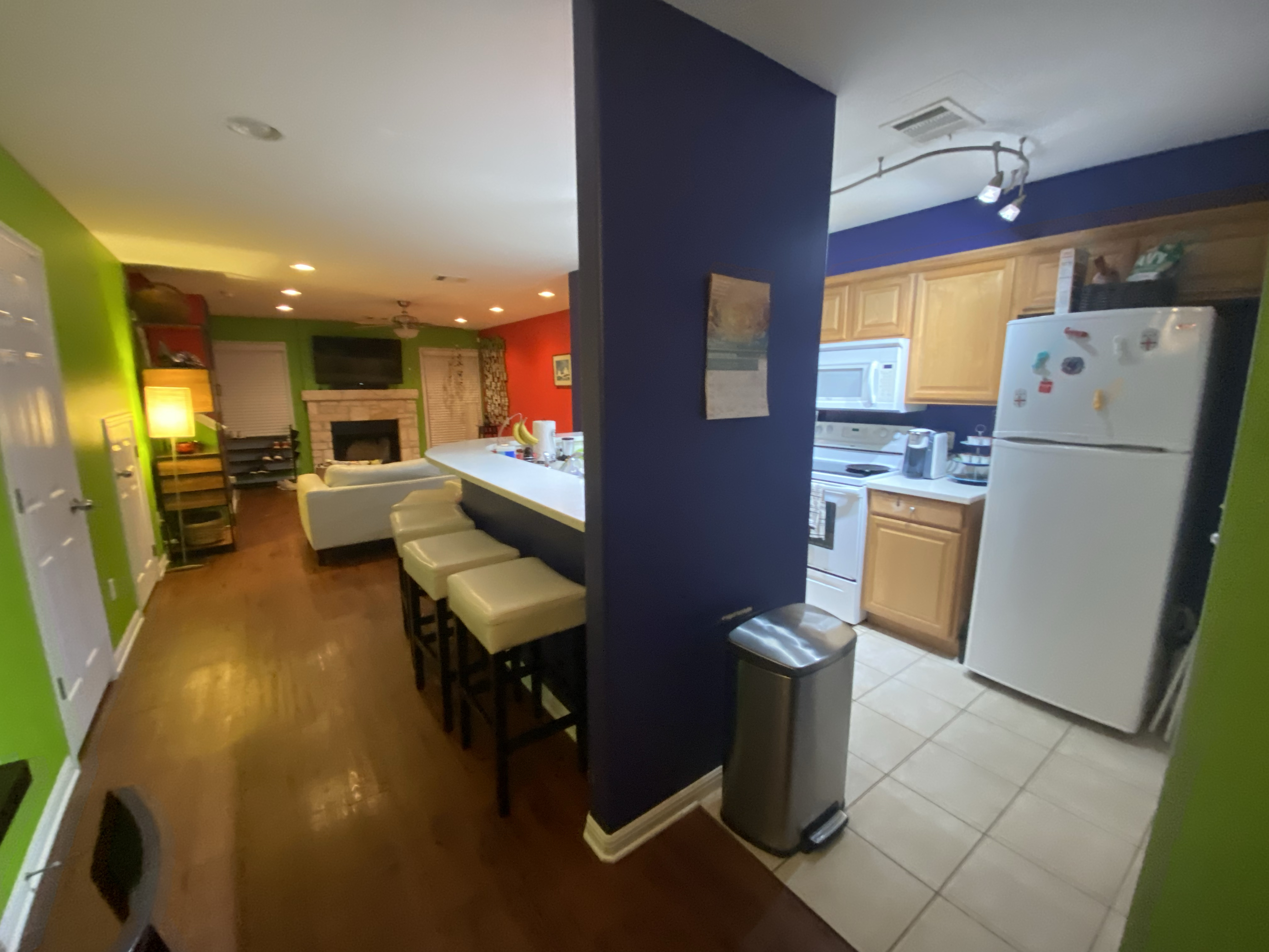 Furnished Private Suite with Bath, Parking & Housekeeping Near Downtown & Airport - Photo 4