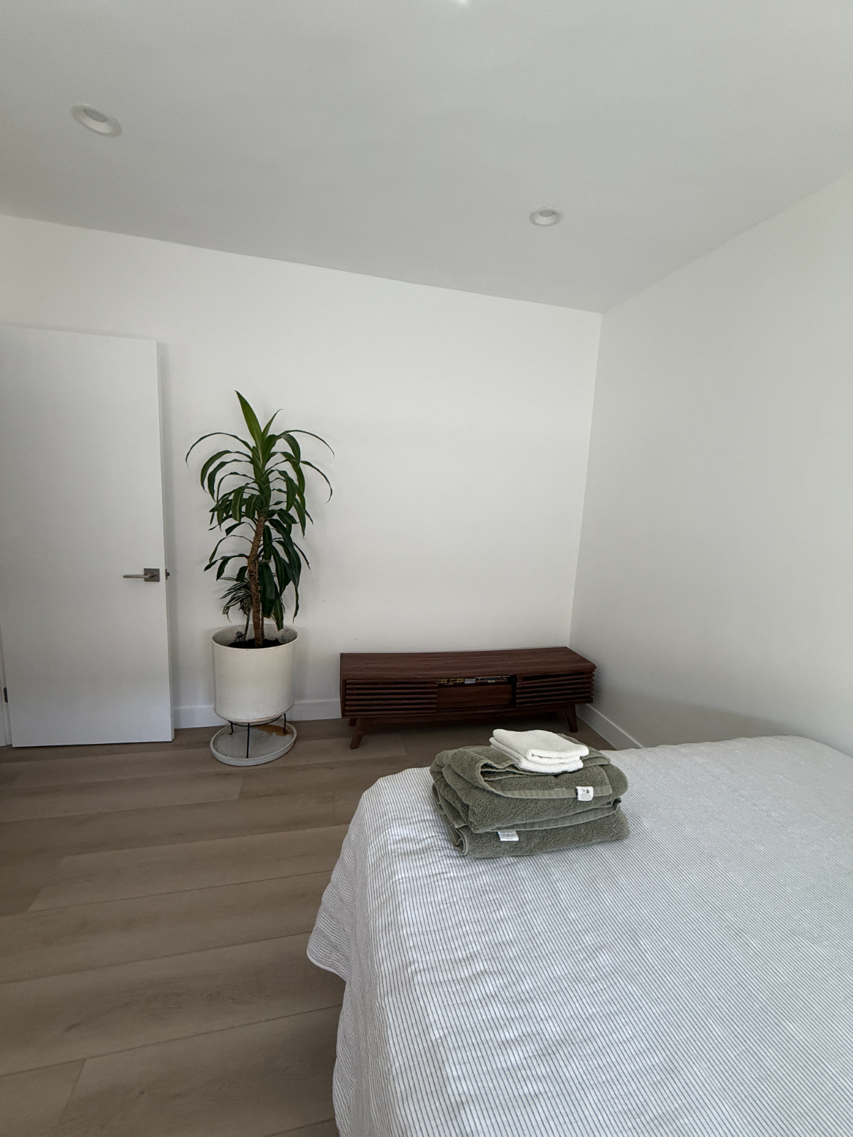 Modern Furnished Private Room & Bath Culver City - Photo 3