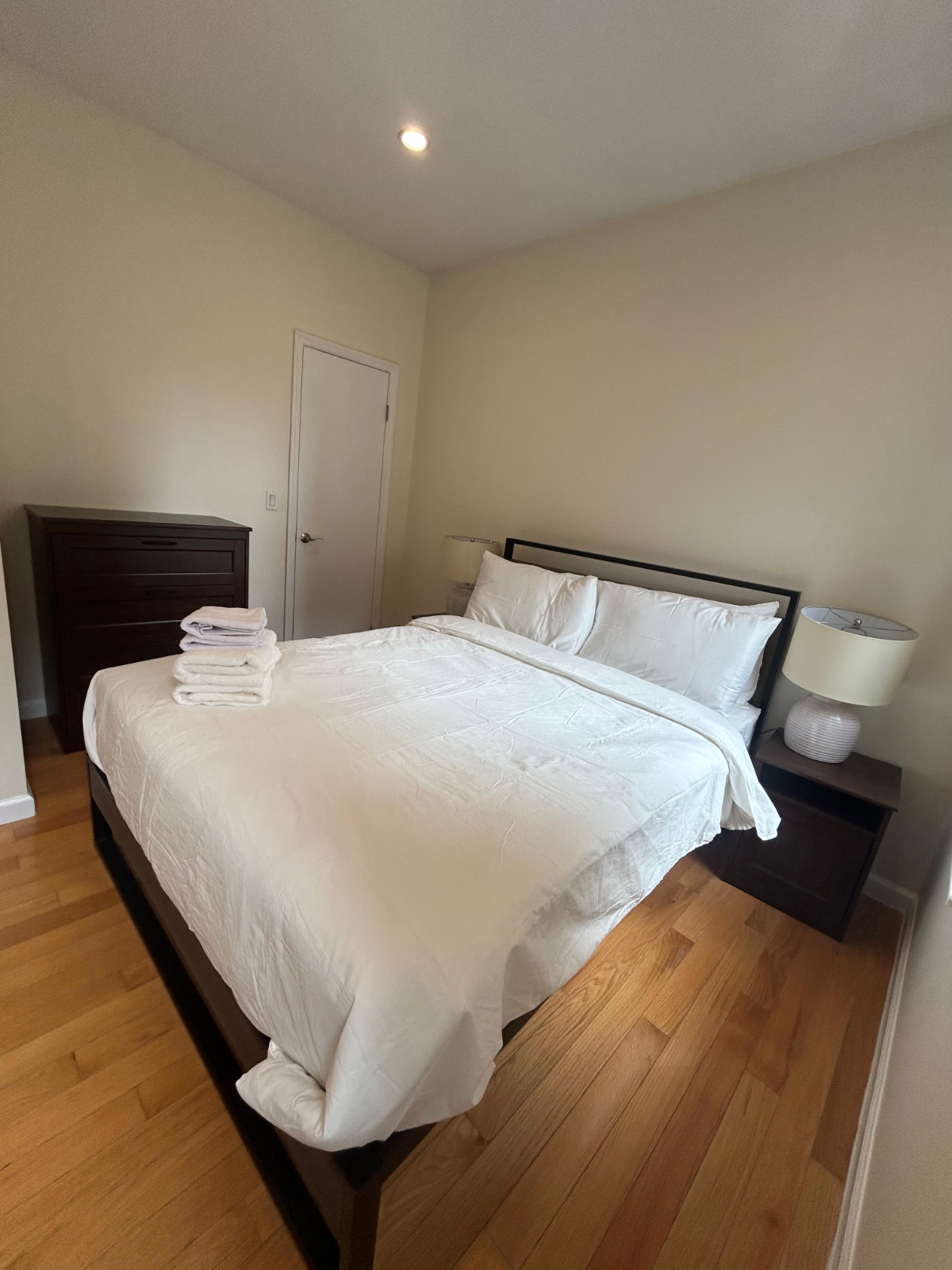 Well furnished 2BR 1 Bath clean, quiet apartment in a well maintained building - Photo 1