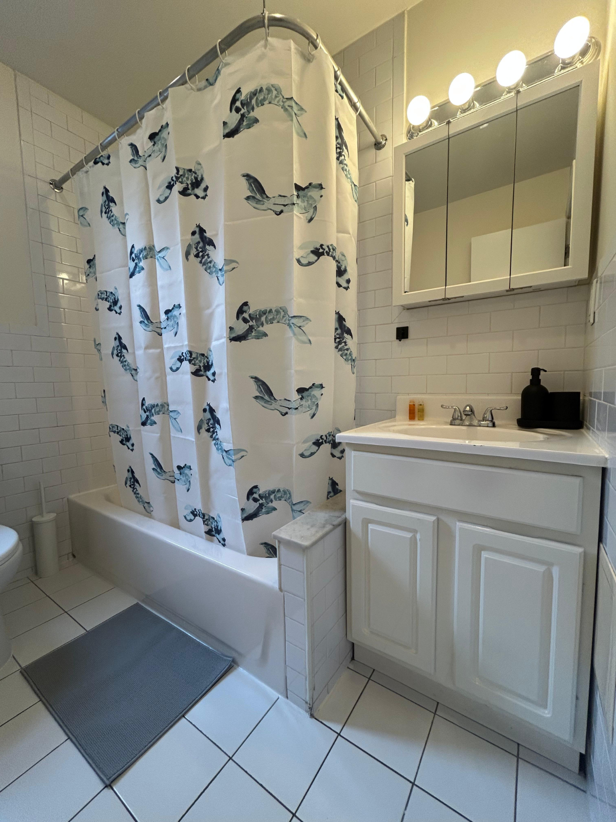 Well furnished 2BR 1 Bath clean, quiet apartment in a well maintained building - Photo 2