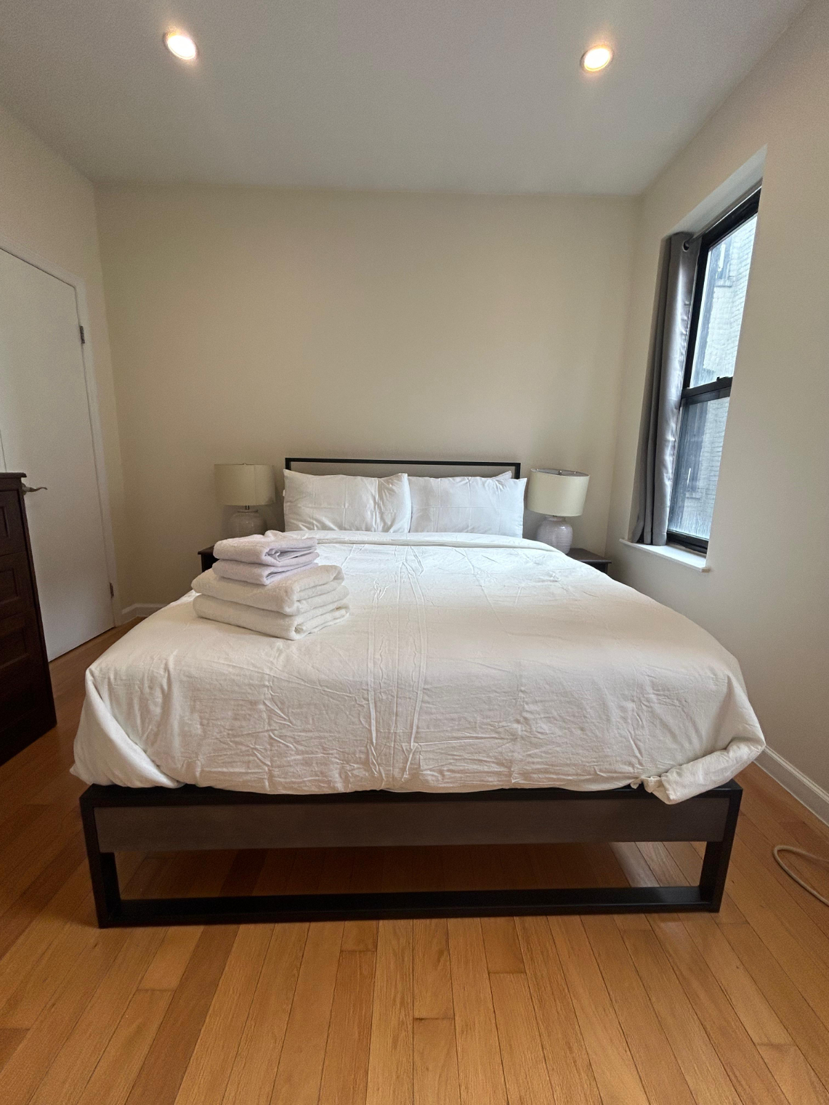 Well furnished 2BR 1 Bath clean, quiet apartment in a well maintained building - Photo 4