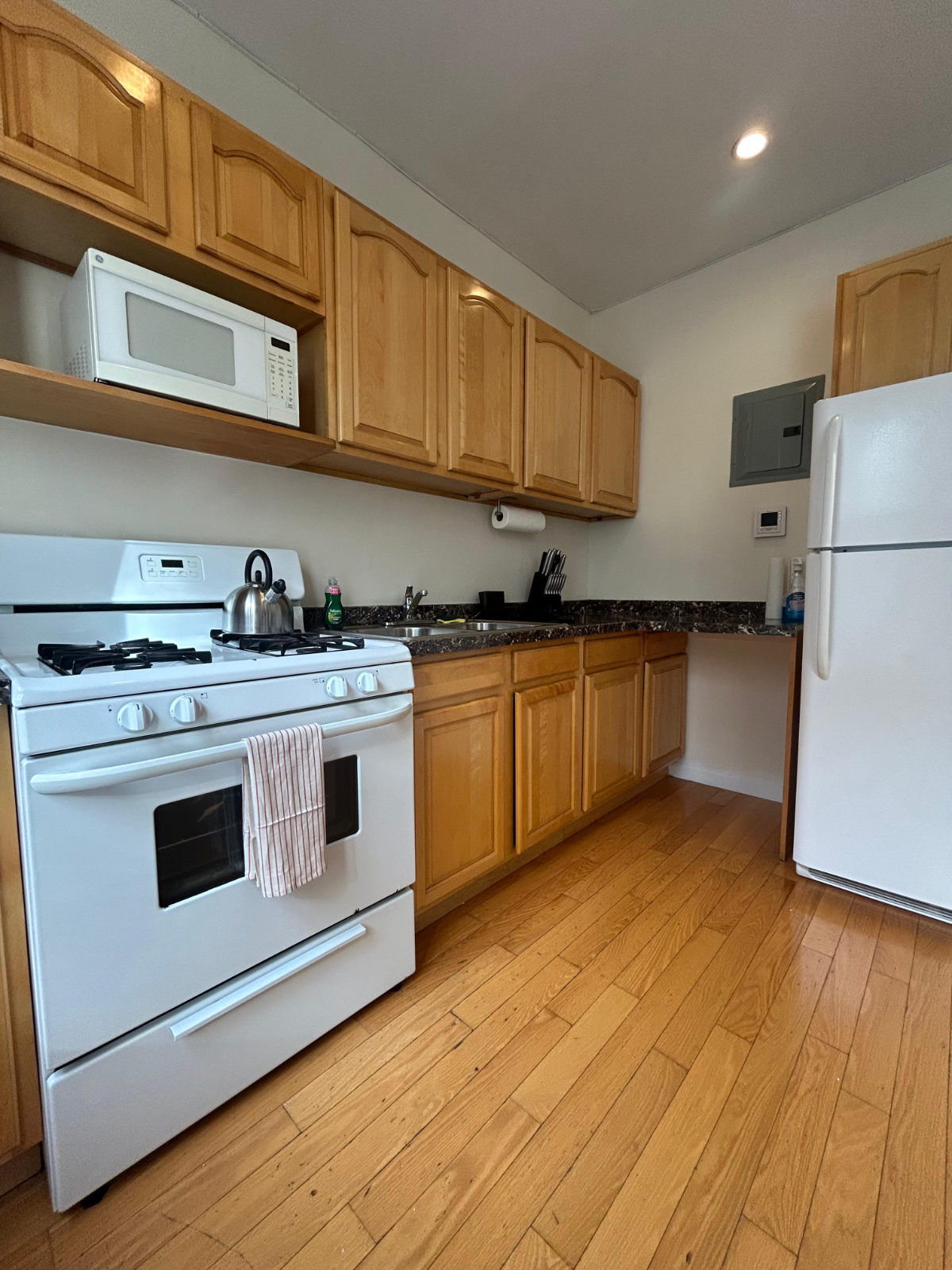 Well furnished 2BR 1 Bath clean, quiet apartment in a well maintained building - Photo 6