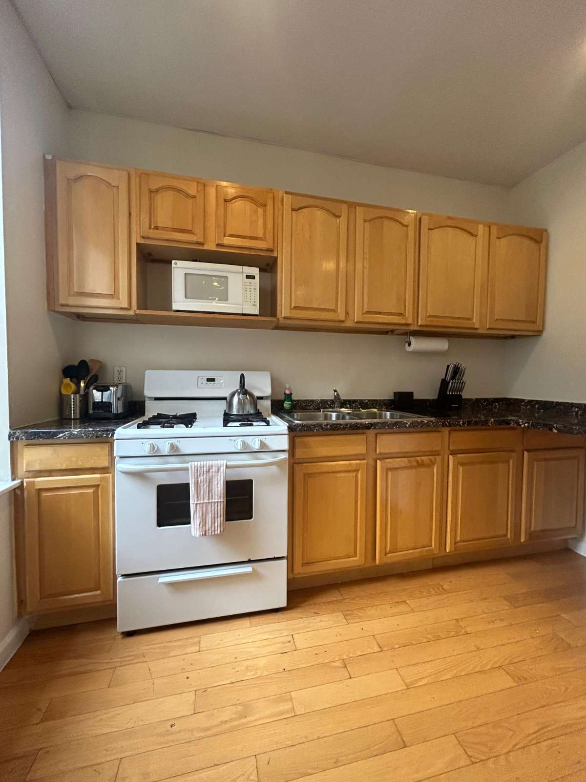 Well furnished 2BR 1 Bath clean, quiet apartment in a well maintained building - Photo 8