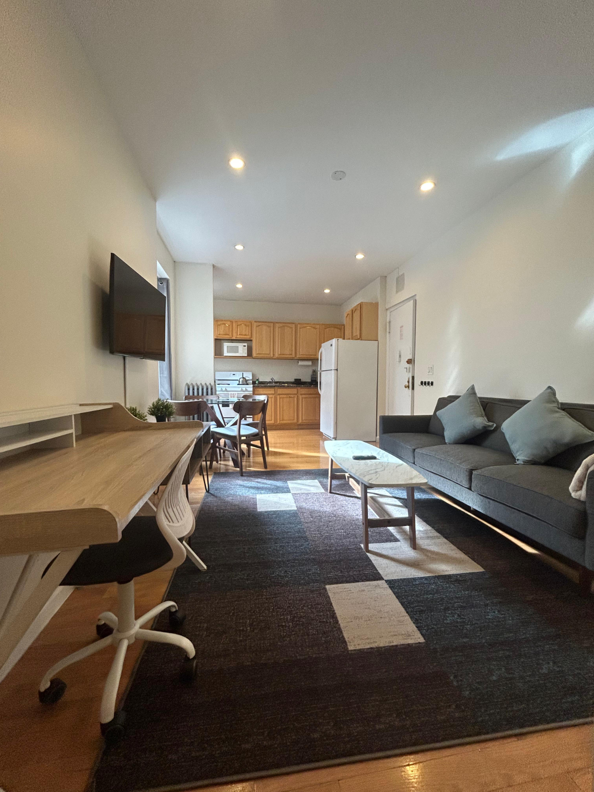 Well furnished 2BR 1 Bath clean, quiet apartment in a well maintained building - Photo 9