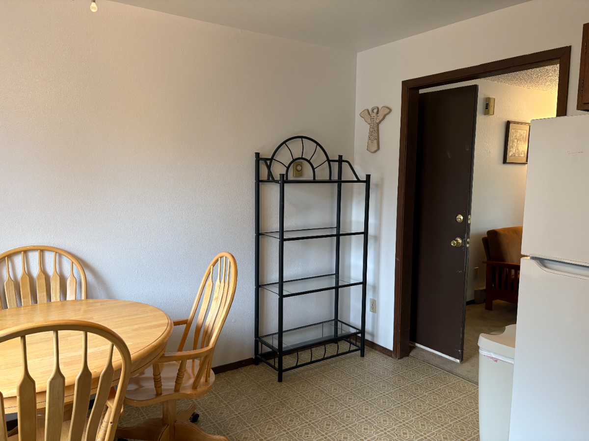 Quiet ground level apartment - Photo 9