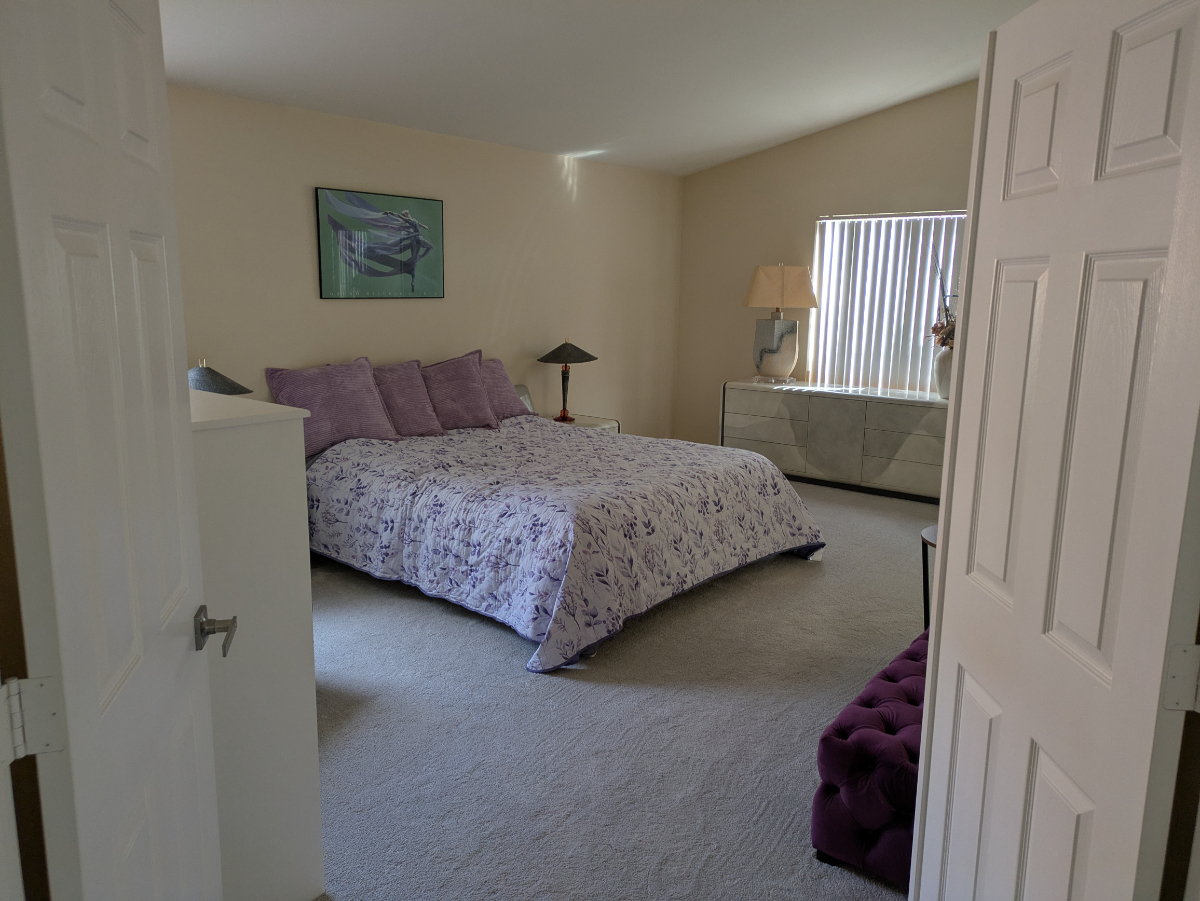 Inviting King Suite With Smart TV, Ensuite Bath And Full Access To Shared House Amenities