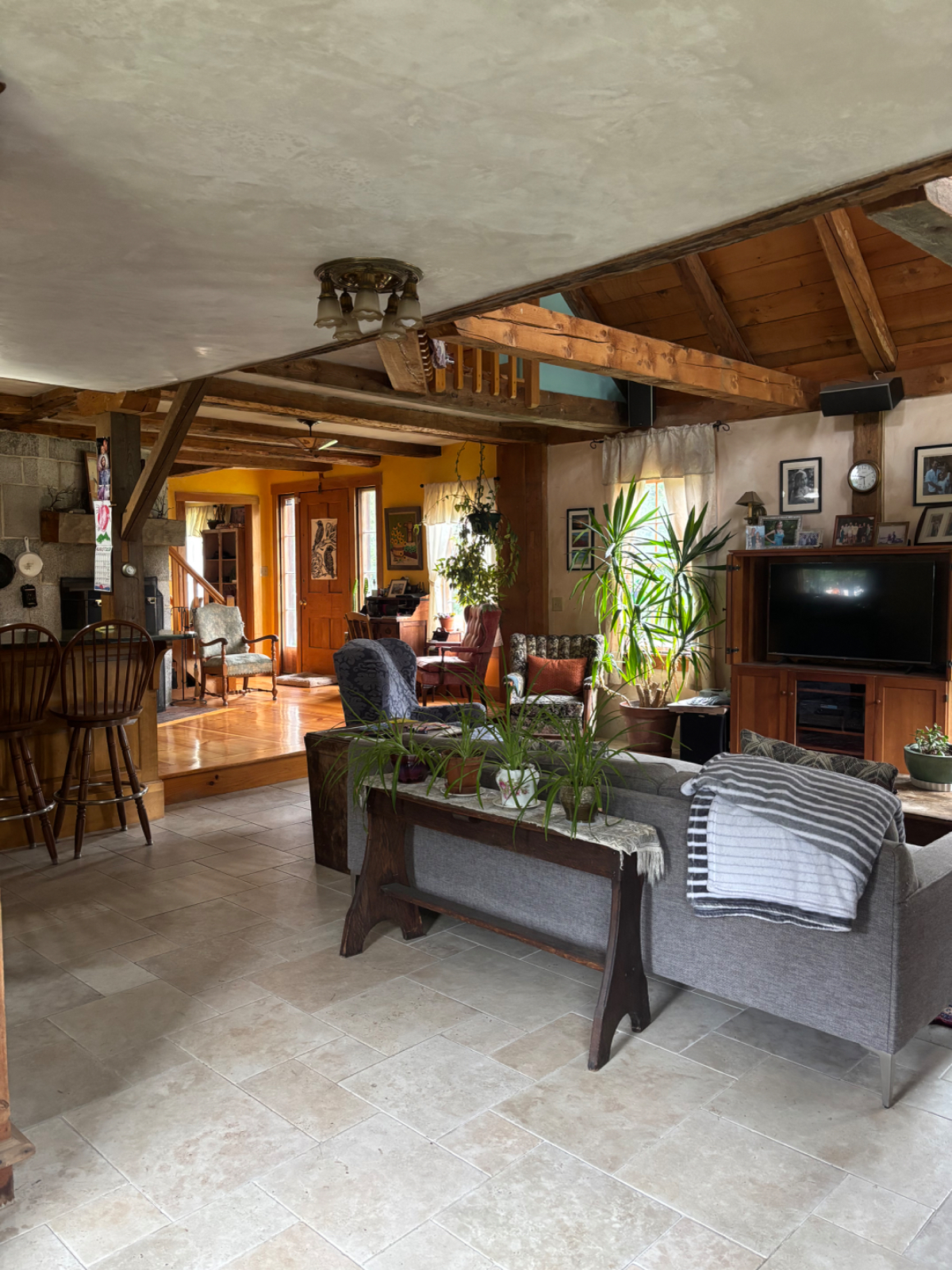 Cozy 2 bedroom cape minutes away from local hospital and ski area. - Photo 2