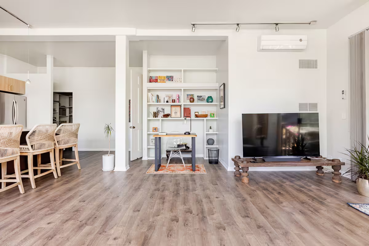 Spacious Venice retreat with private outdoor spaces and tandem garage parking - Photo 3