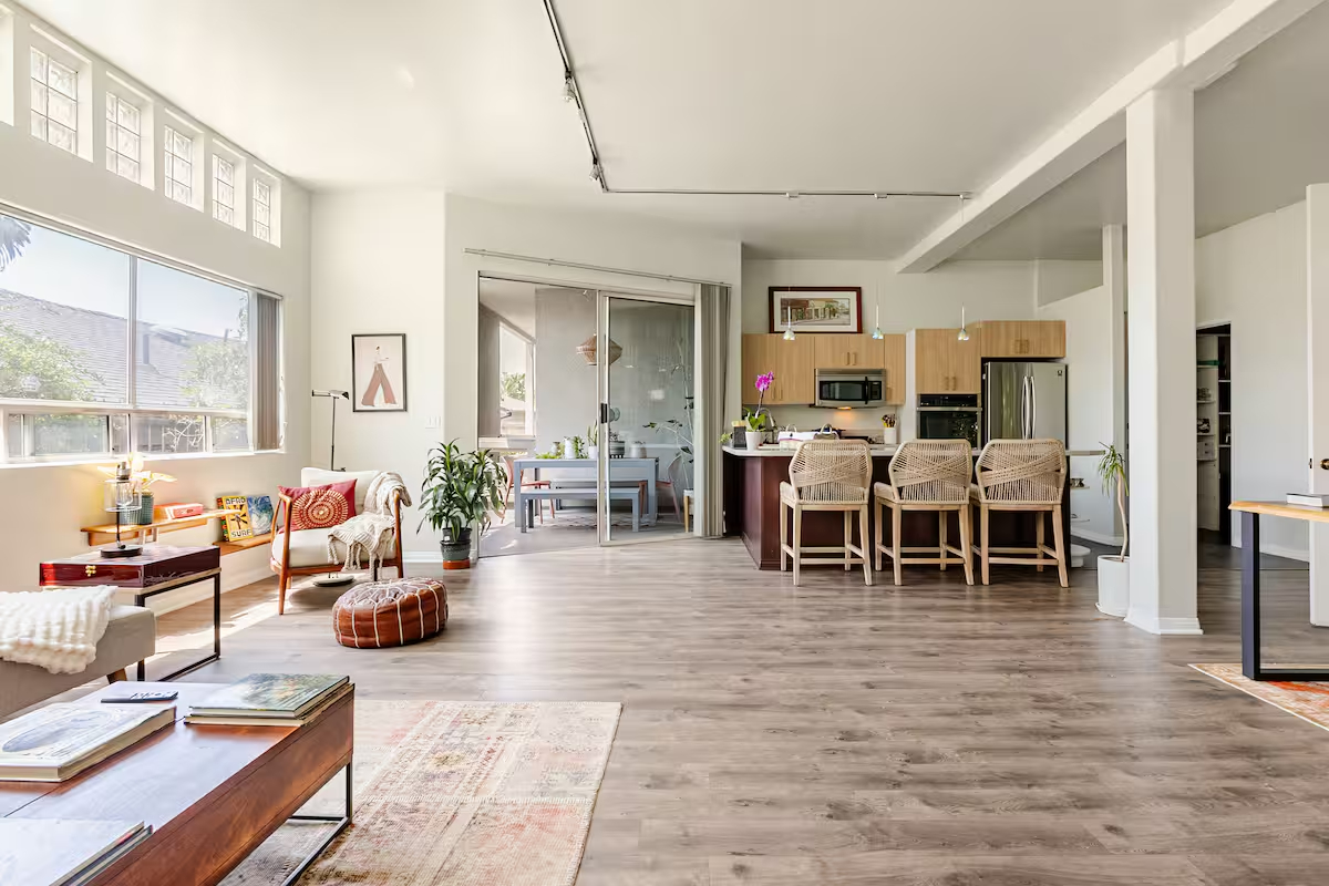 Spacious Venice retreat with private outdoor spaces and tandem garage parking - Photo 2