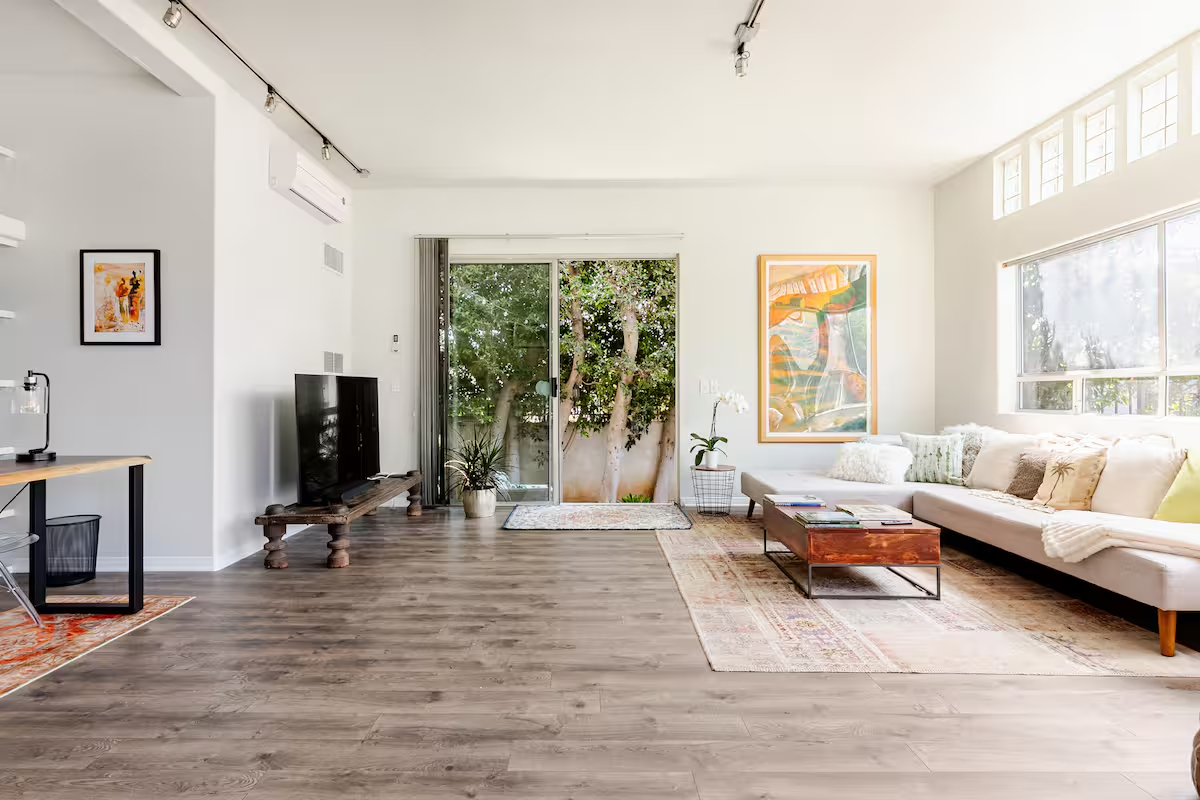 Spacious Venice retreat with private outdoor spaces and tandem garage parking - Photo 4