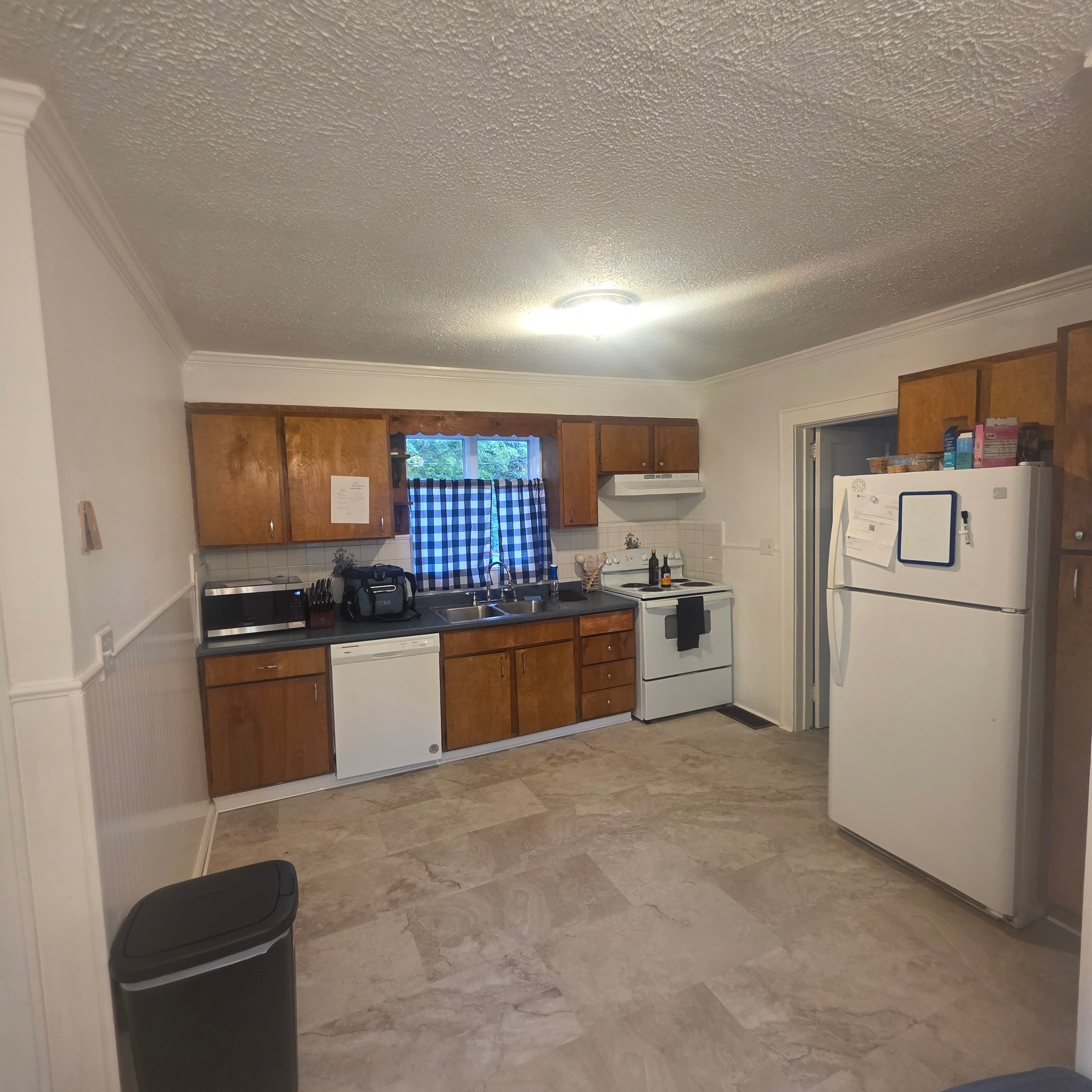 Comfortable Furnished 1st -Floor Room with Wi-Fi, Utilities, Laundry & Parking Included - 20 minutes - Photo 8