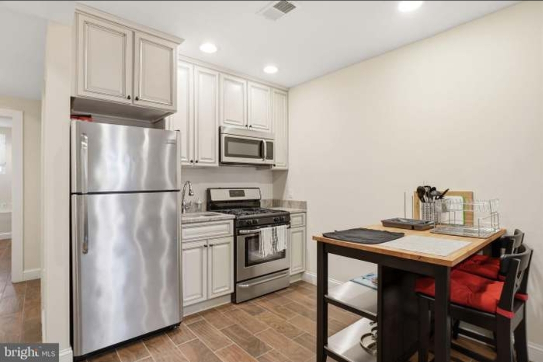 Lovely Petworth Home away from home near DCs beautiful Rock Creek Park - Photo 4