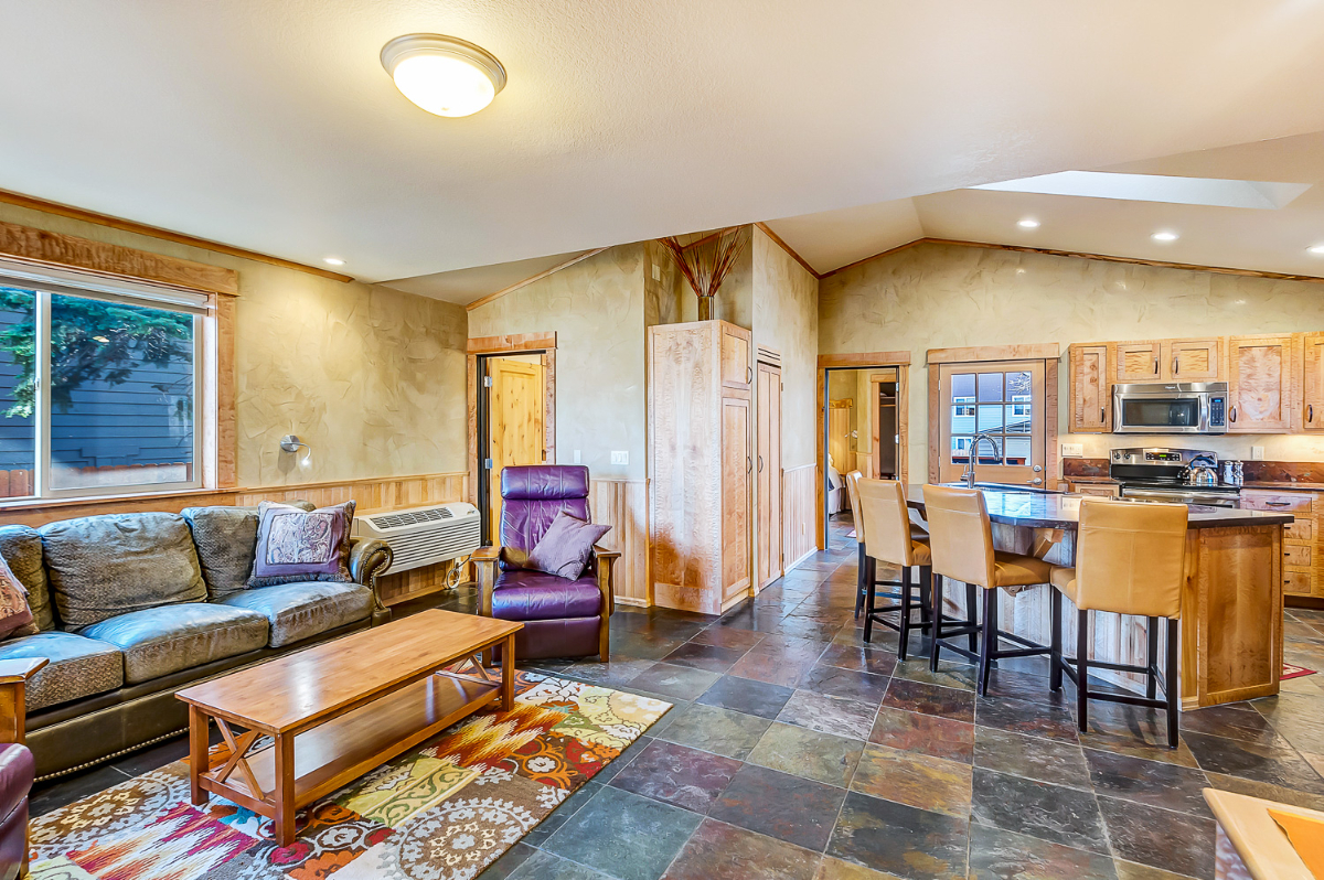 2 bedroom Fully Furnished UpScale Home - Photo 1