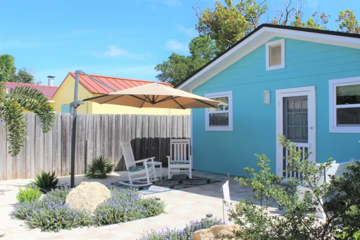 Furnished Cottage Near Mayo Clinic & Baptist Health - Walk to Beach, Private Laundry Access & Parking Included